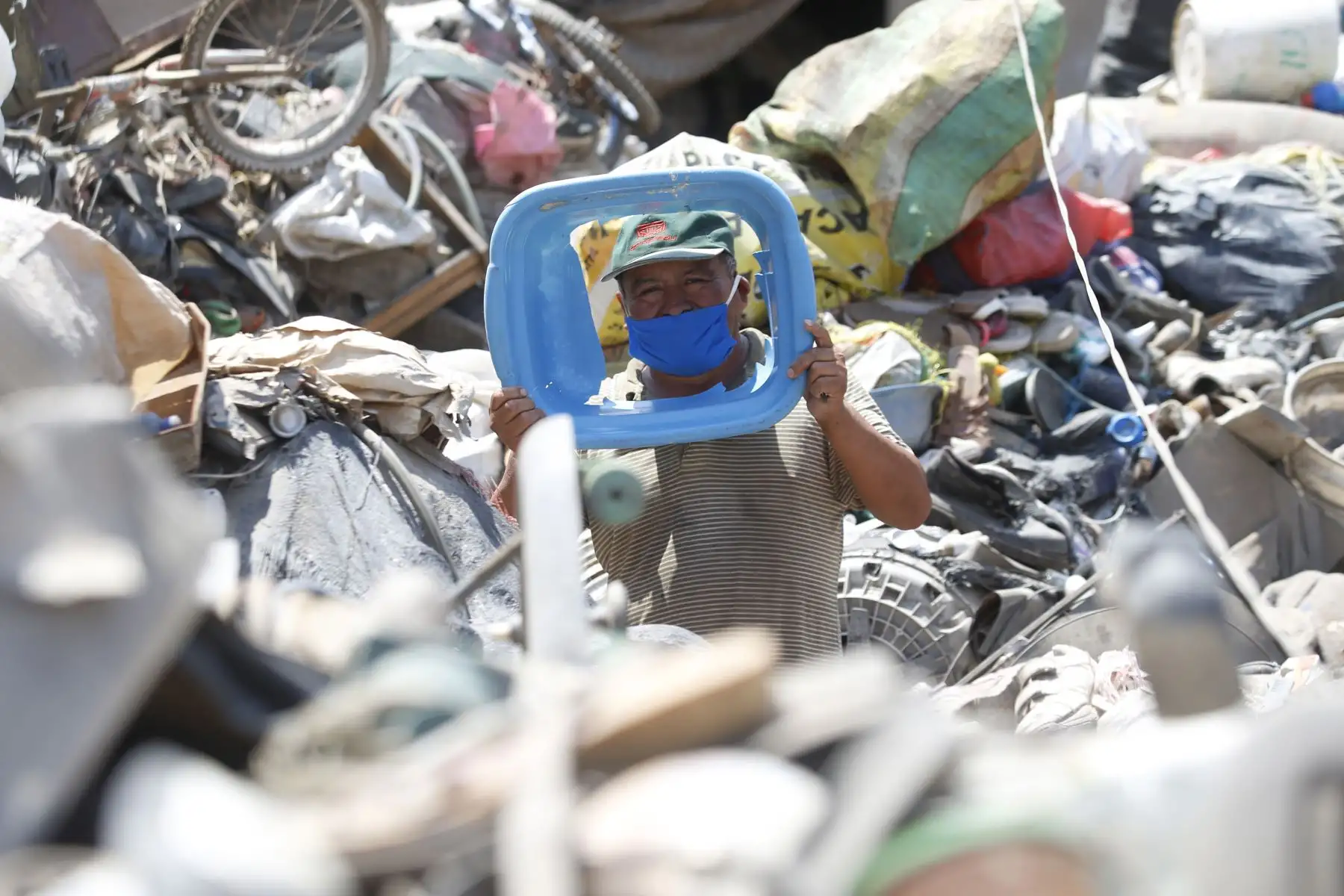 El reciclador José Luis Cuadros acata la inmovilización social. Aunque su mirada y voz denotan preocupación, confía en el éxito de las medidas adoptadas por el Gobierno y en el esfuerzo de la sociedad.
Foto: ANDINA/Eddy Ramos