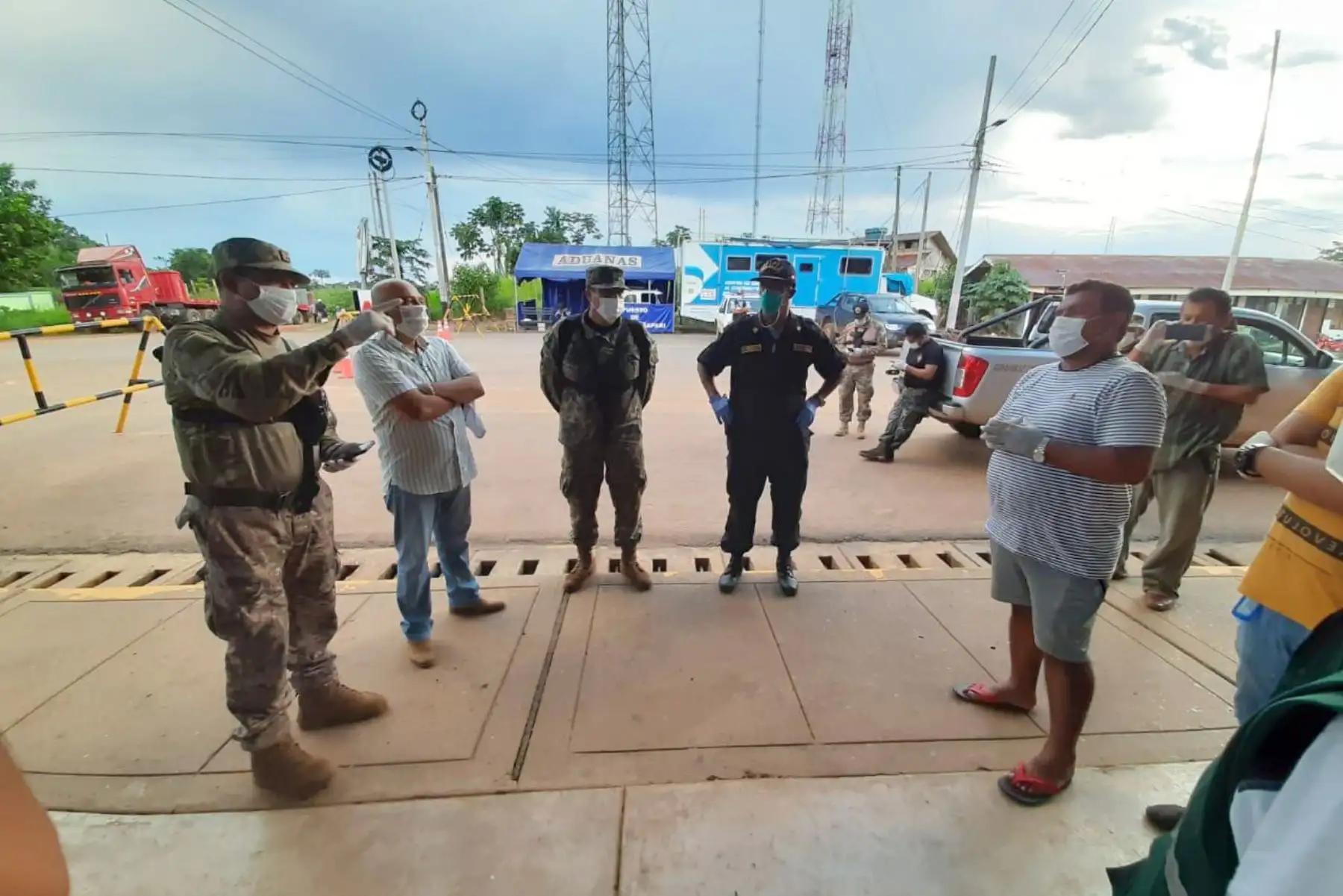 General Alfredo Takacs CG de la 6ta Brig FFEE de Amazonas, supervisó el reforzamiento del control de toda la frontera entre Brasil y Bolivia con la finalidad de evitar ingresos ilegales de personas contagiadas con el Covid-19, dispuesto por el Mindef.Foto: ANDINA/Mindef