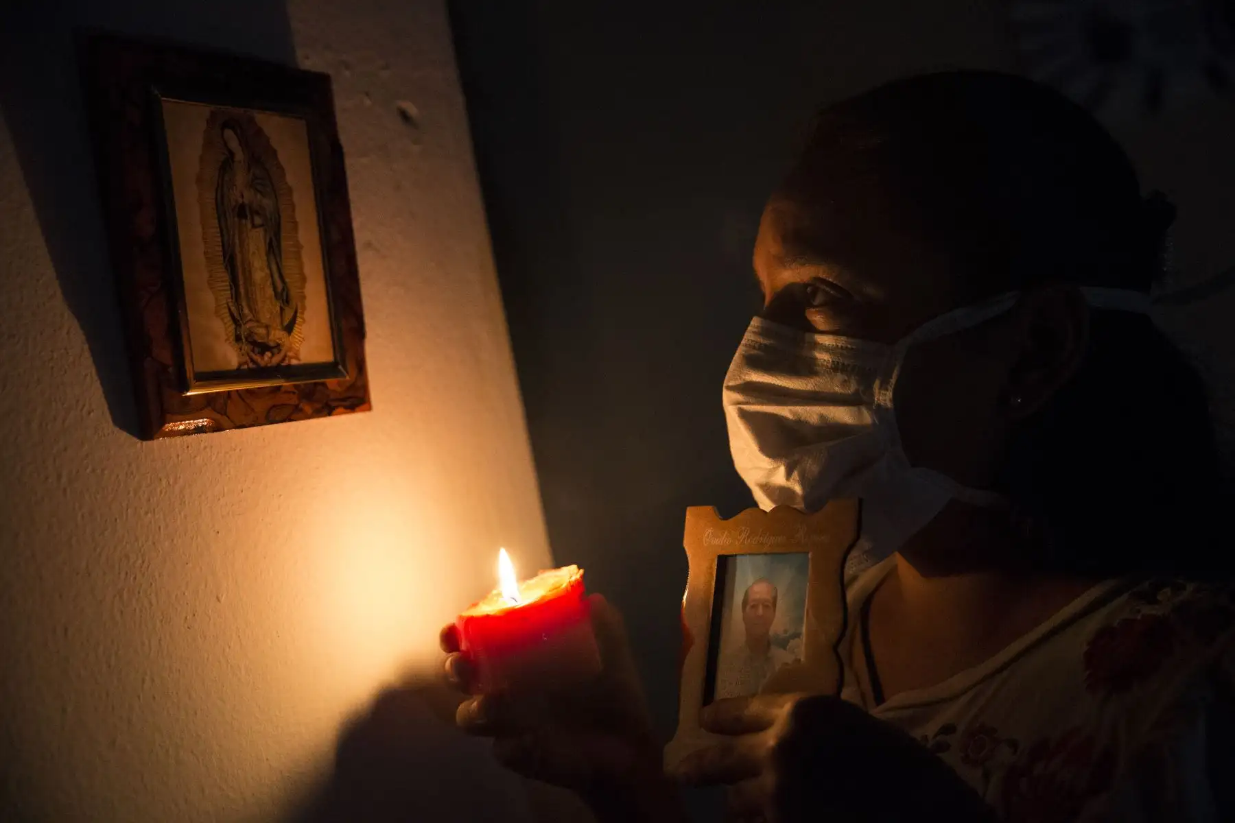 Las personas que pierden un familiar a causa del coronavirus COVID-19 tienen dificultades para velarlos y brindarles cristiana sepultura porqué por protocolos de bioseguridad del Estado el cuerpo debe ser cremado. Foto: ANDINA/Jhonel Rodríguez Robles