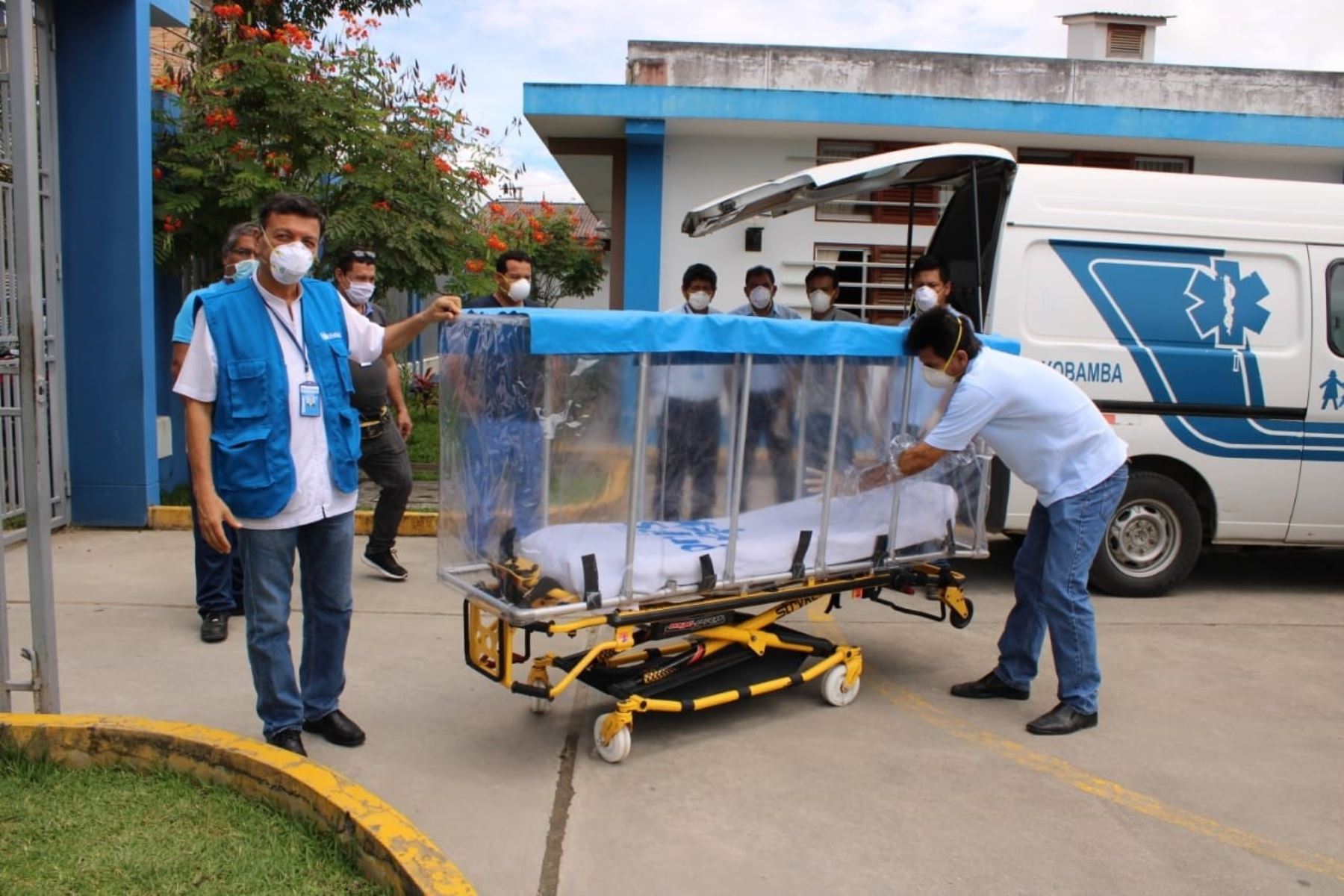 Trabajadores de Hospital de Moyobamba de EsSalud diseñan cápsula de aislamiento para pacientes infectados con coronavirus en San Martín.