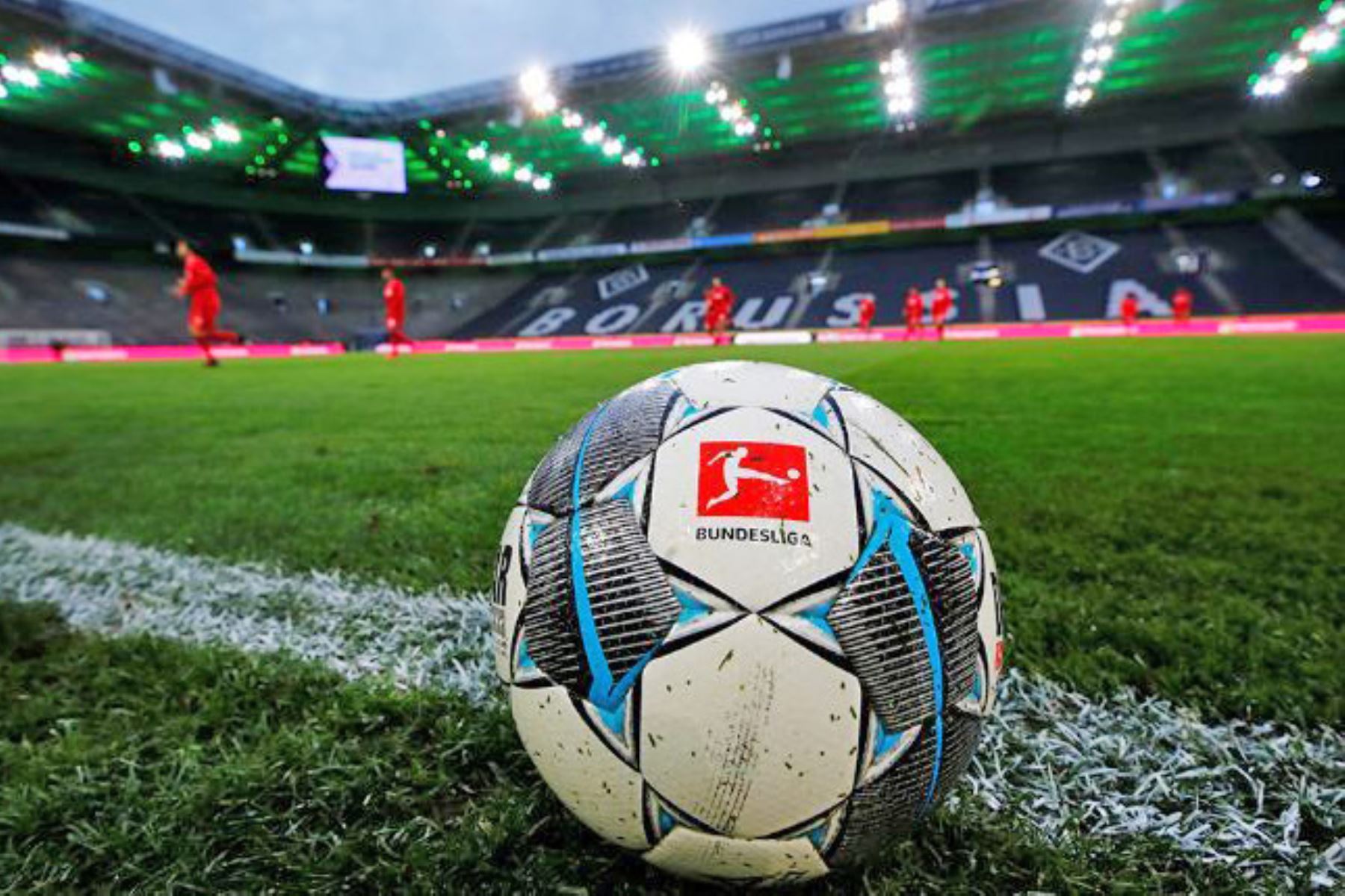 En caso de que la Bundesliga se reanude en mayo solo se permitirá a 239 personas en los estadios