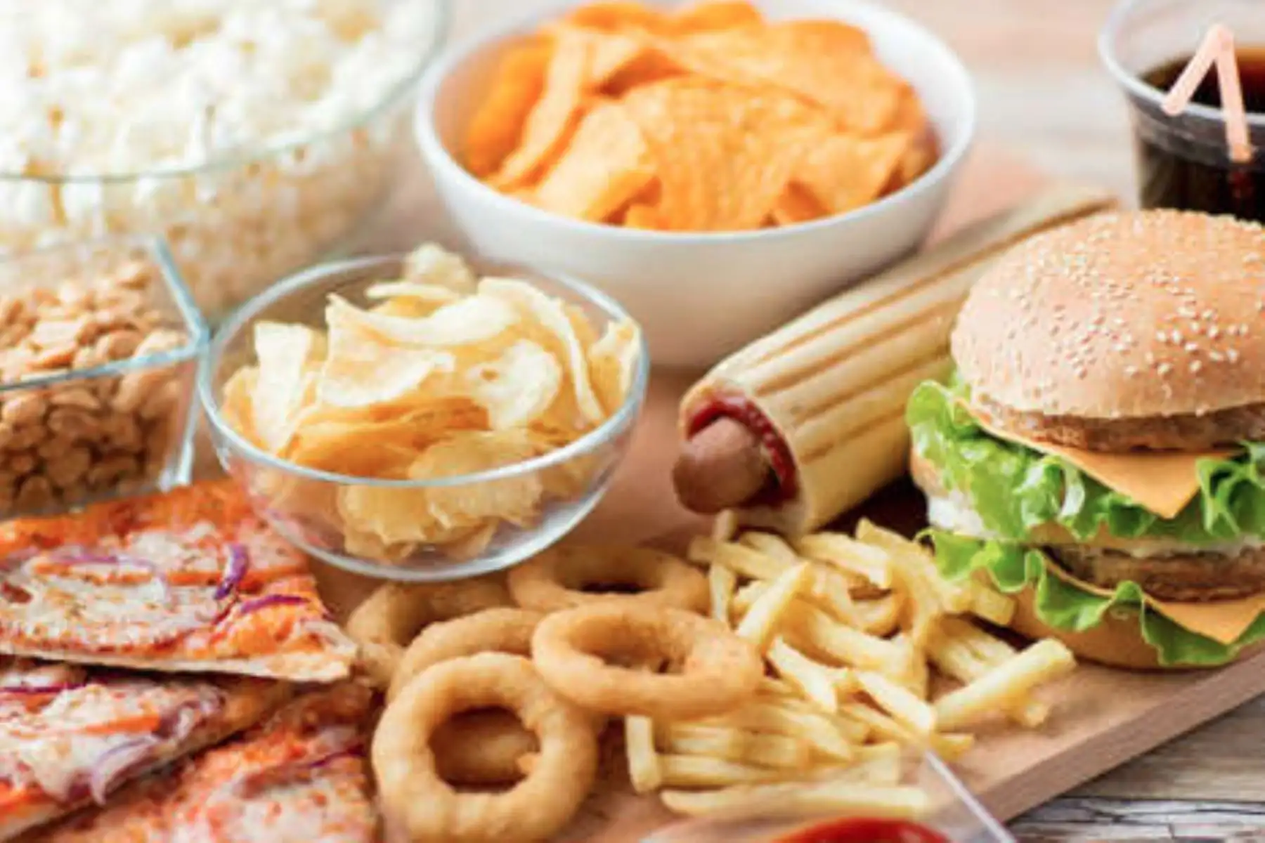 Quienes se inclinan por comidas chatarras tienen alto riesgo de sufrir depresión, ansiedad y estrés, advierten expertos. Foto: internet/medios.