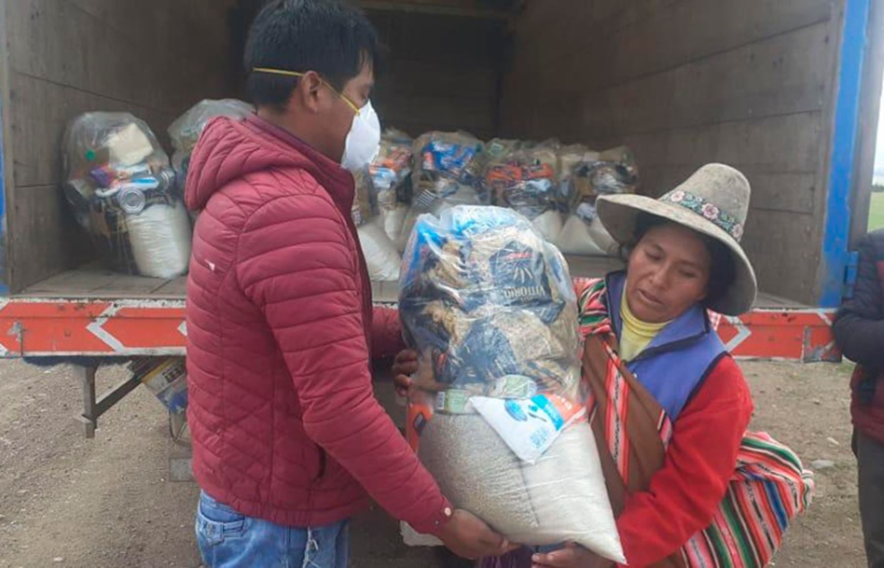 Empresa minera dona cerca de 6,000 paquetes de víveres e implementos de aseo para familias pobres de la provincia de Espinar, en Cusco. ANDINA/Difusión