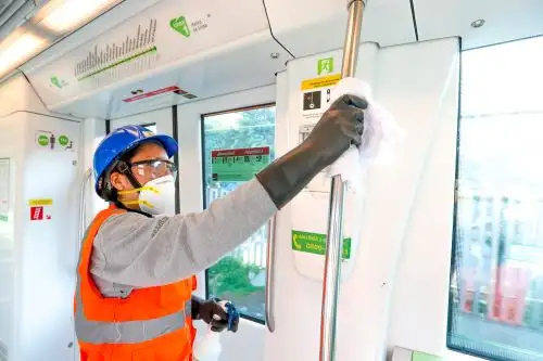 Trabajador de la Línea 1 desinfecta el interior de uno de los vagones del Tren Eléctrico, durante la emergencia nacional por el coronavirus.