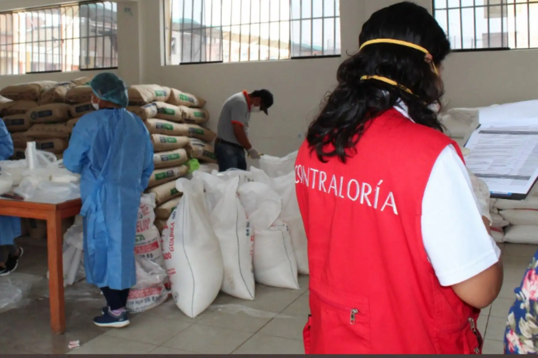 Auditores de la Contraloría llegaron a la Municipalidad de la Ciudad Nueva para verificar el almacenamiento y entrega de canastas de víveres a familias vulnerables, como parte del MegaOperativo Emergencia Sanitaria COVID19, en Tacna.Foto: ANDINA/Contráloria