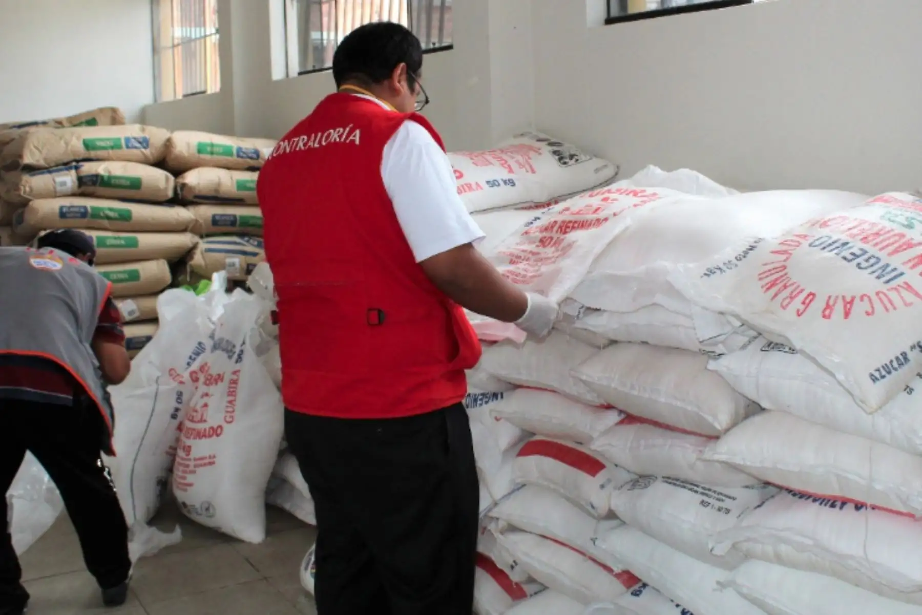 Auditores de la Contraloría llegaron a la Municipalidad de la Ciudad Nueva para verificar el almacenamiento y entrega de canastas de víveres a familias vulnerables, como parte del MegaOperativo Emergencia Sanitaria COVID19, en Tacna.Foto: ANDINA/Contráloria