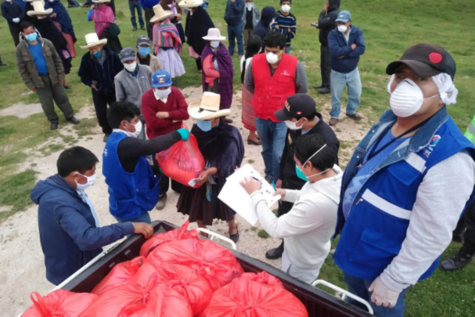 Contraloría verifica distribución de canastas para familias vulnerables en centro poblado Los Manzanos - La Ramada, según padrón de la Municipalidad Provincial de Cajamarca, durante el MegaOperativo de Emergencia Sanitaria #Covid19.Foto:ANDINA/Contraloría