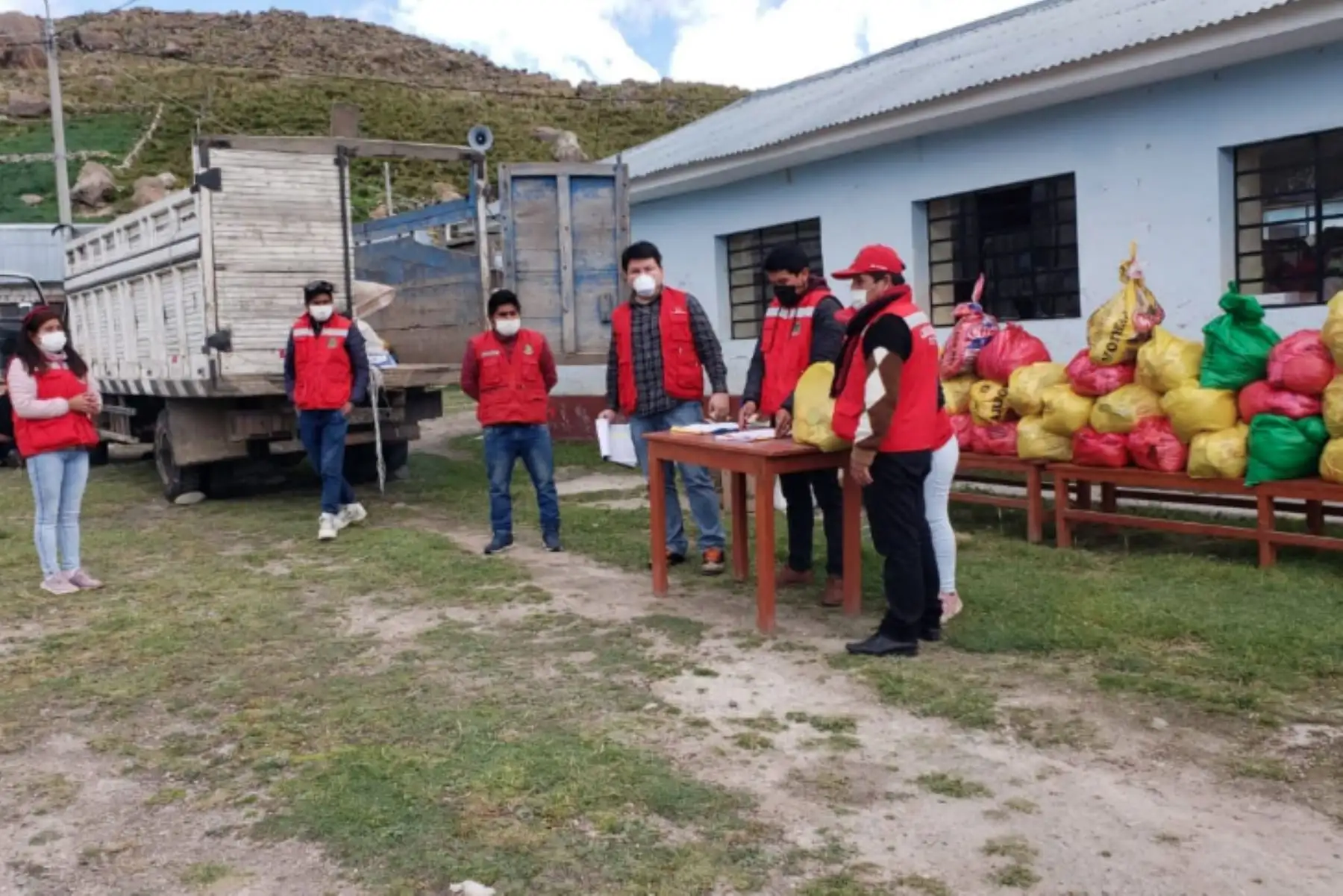 Un total de 13 auditores de la Contraloría realizarón  visitas a las municipalidades como parte del Mega Operativo de Emergencia Sanitaria #COVID19. En la Municipalidad Distrital de Cotaruse verificaron almacenamiento y distribución de productos para familias vulnerables.Foto:ANDINA/Contraloría