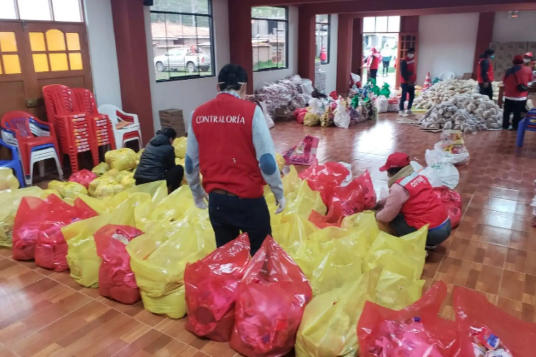 Un total de 13 auditores de la Contraloría realizarón  visitas a las municipalidades como parte del Mega Operativo de Emergencia Sanitaria #COVID19. En la Municipalidad Distrital de Cotaruse verificaron almacenamiento y distribución de productos para familias vulnerables.Foto:ANDINA/Contraloría