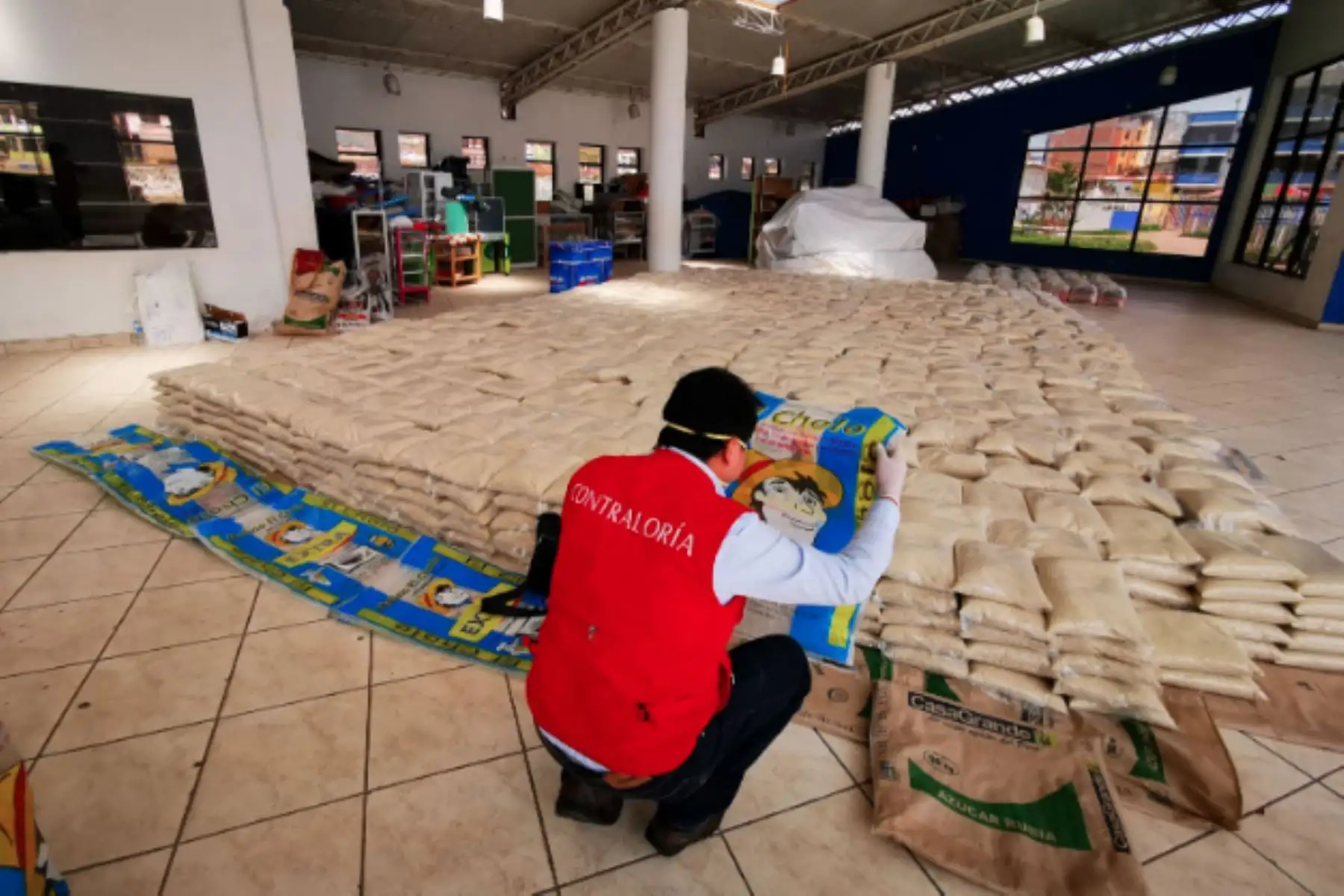 En el segundo día del Mega Operativo de Emergencia Sanitaria se supervisó la adquisición, almacenamiento y distribución de canastas básicas en la Municipalidad Distrital de San Sebastián en Cuzco que cuenta con un presupuesto asignado de S/ 200 mil.Foto:ANDINA/Contraloría