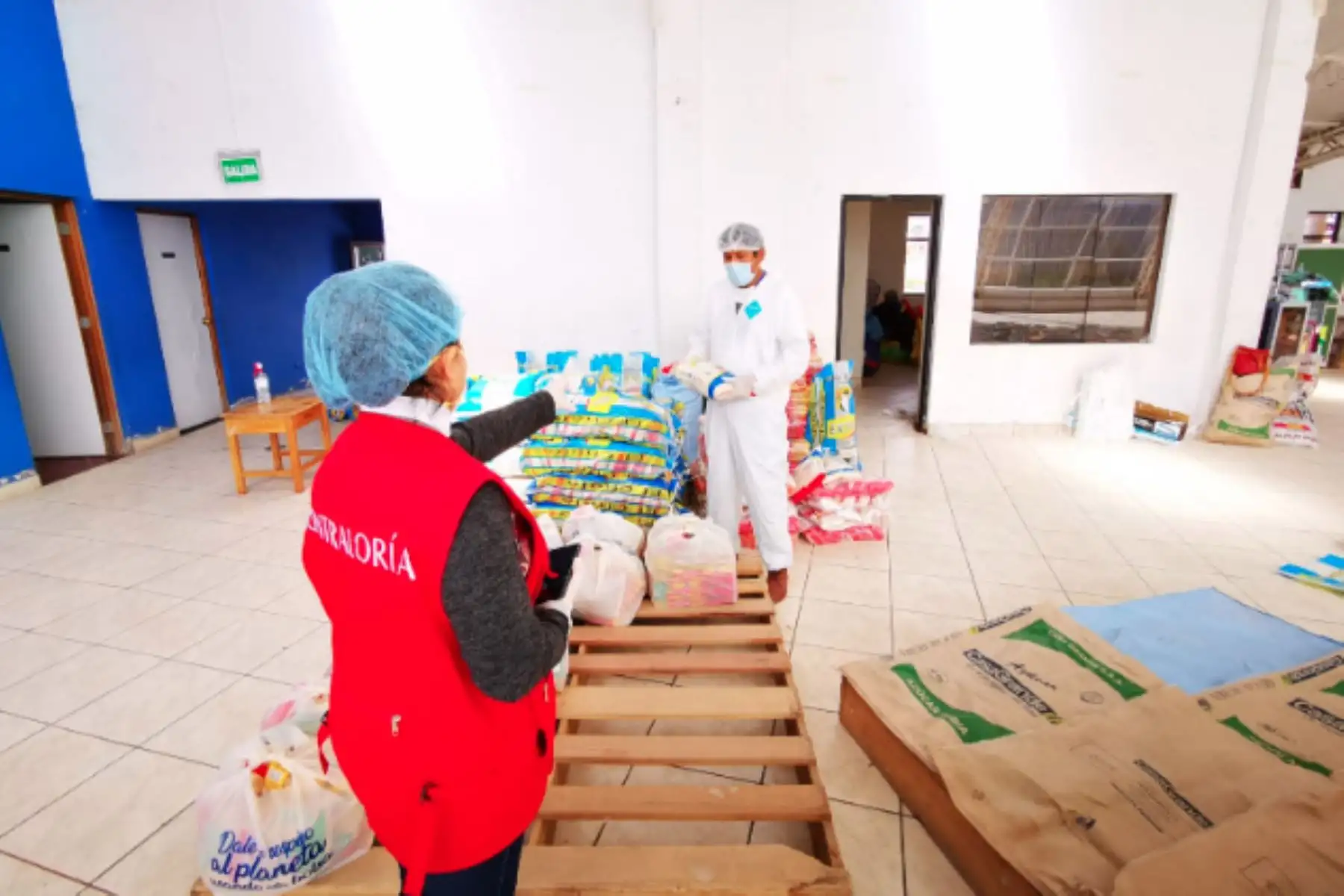 En el segundo día del Mega Operativo de Emergencia Sanitaria se supervisó la adquisición, almacenamiento y distribución de canastas básicas en la Municipalidad Distrital de San Sebastián en Cuzco que cuenta con un presupuesto asignado de S/ 200 mil.Foto:ANDINA/Contraloría