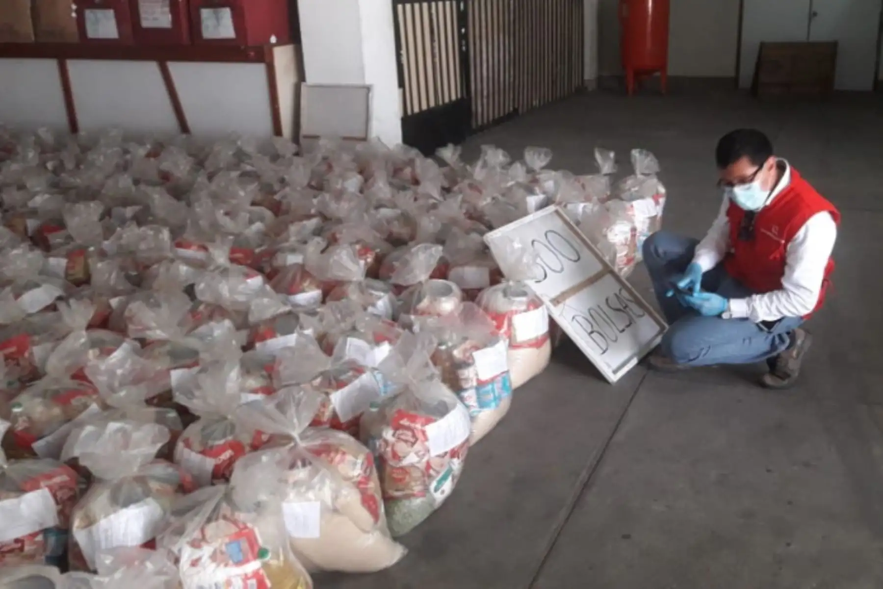Auditores de la Contraloría visitaron la  Municipalidad de La Perla para verificar el almacenamiento de los productos que se entregarán en las canastas para familias vulnerables. Mega Operativo de Emergencia Sanitaria #COVID19.Foto:ANDINA/Contraloría