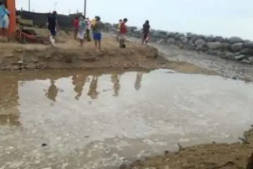 La municipalidad distrital de Víctor Larco ha entregado sacos terreros a la población para que apoye en la construcción de defensas en los frontis de las casas.