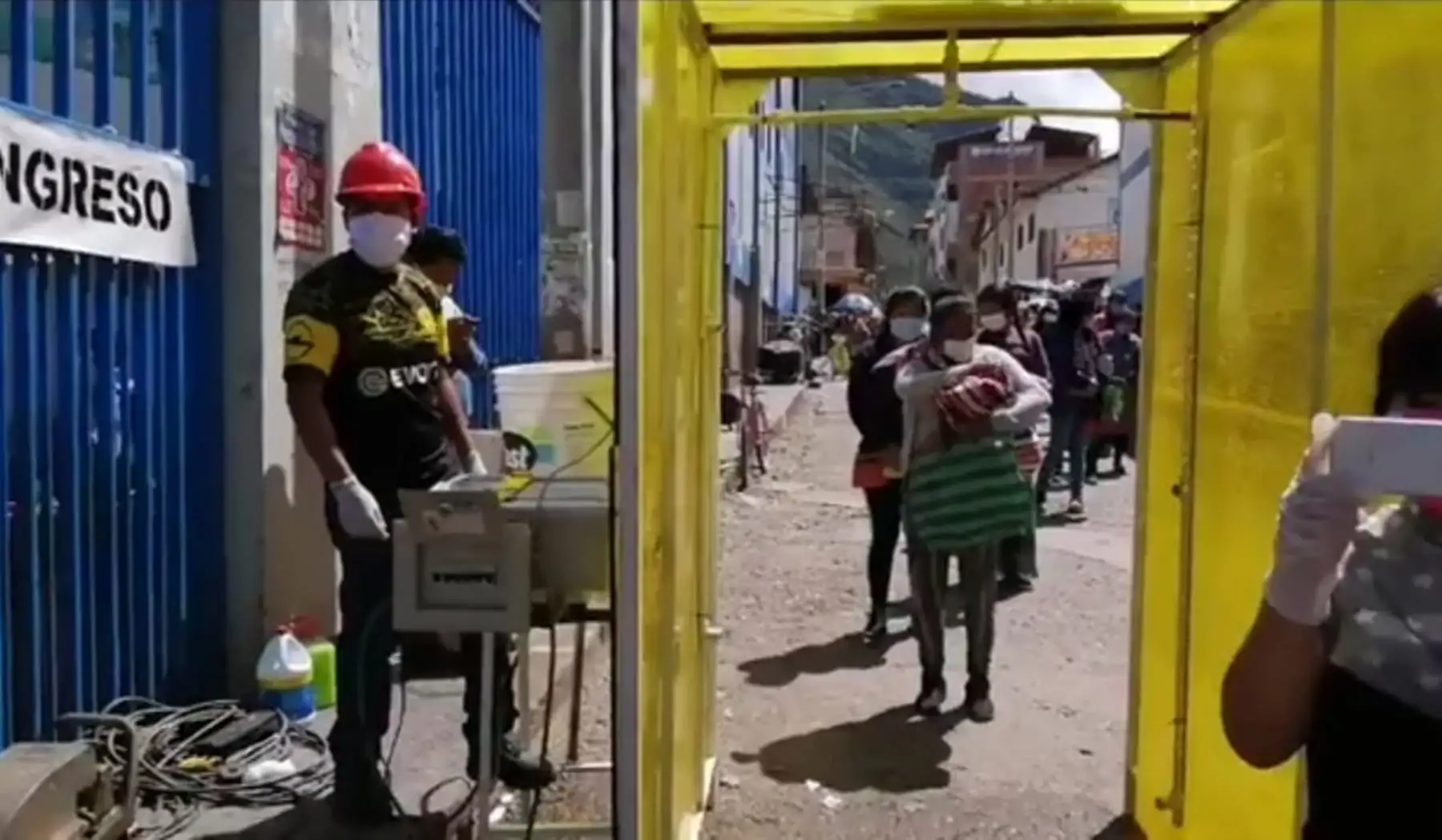 La "desinfectadora", como llaman a la novedosa cabina, llamó la atención de las amas de casa que la usaron en el mercado de Urubamba. Foto: Difusión
