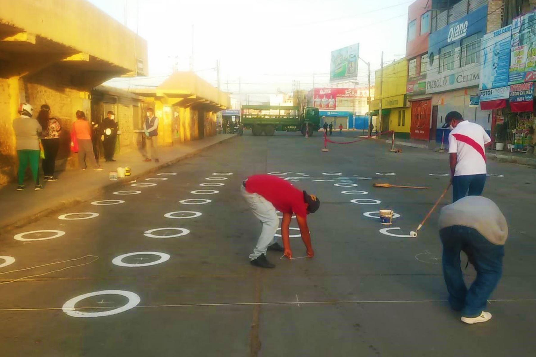 La municipalidad provincial de Lambayeque pintó círculos de un metro de distancia para garantizar la distancia social entre los usuarios del Mercado Modelo. Foto: Municipalidad Provincial de Lambayeque