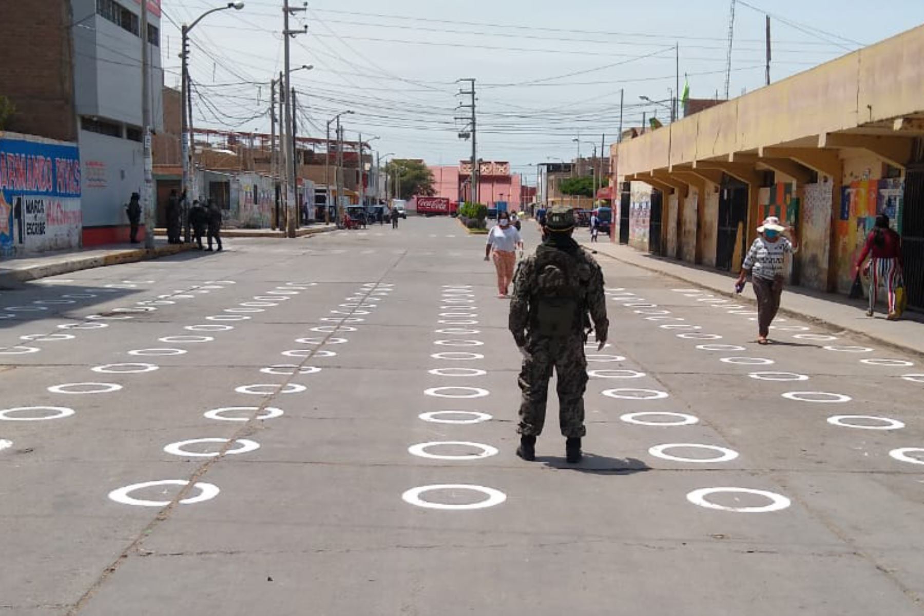 La municipalidad provincial de Lambayeque pintó círculos de un metro de distancia para garantizar la distancia social entre los usuarios del Mercado Modelo. Foto: Municipalidad Provincial de Lambayeque