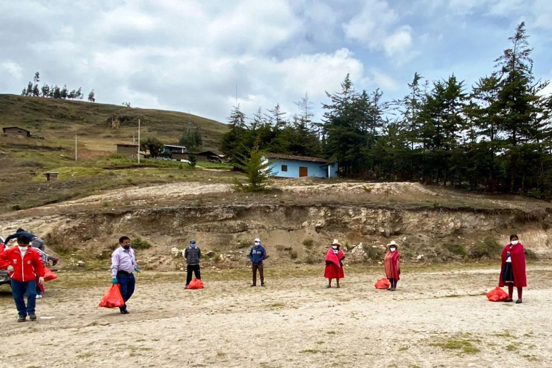 Familias de Cajamarca y alrededores se benefician con la distribución de víveres a cargo de la municipalidad provincial de Cajamarca. Foto: Cortesía/Eduard Lozano Julca
