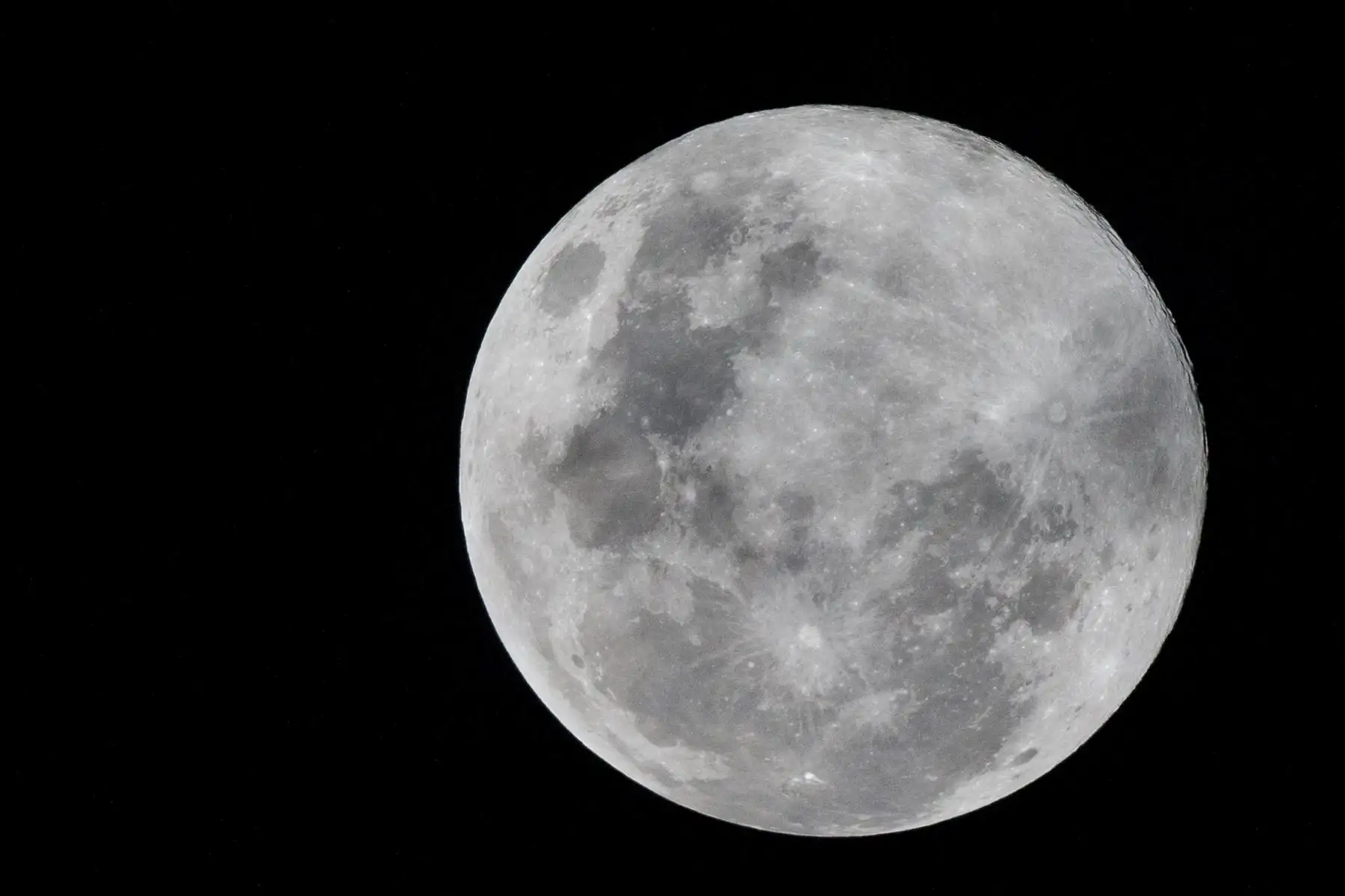 La Superluna de abril se pudo apreciar esta noche en cielo limeño en plena cuarentena por el coronavirus COVID-19. Foto: ANDINA/Jhonel Rodríguez Robles