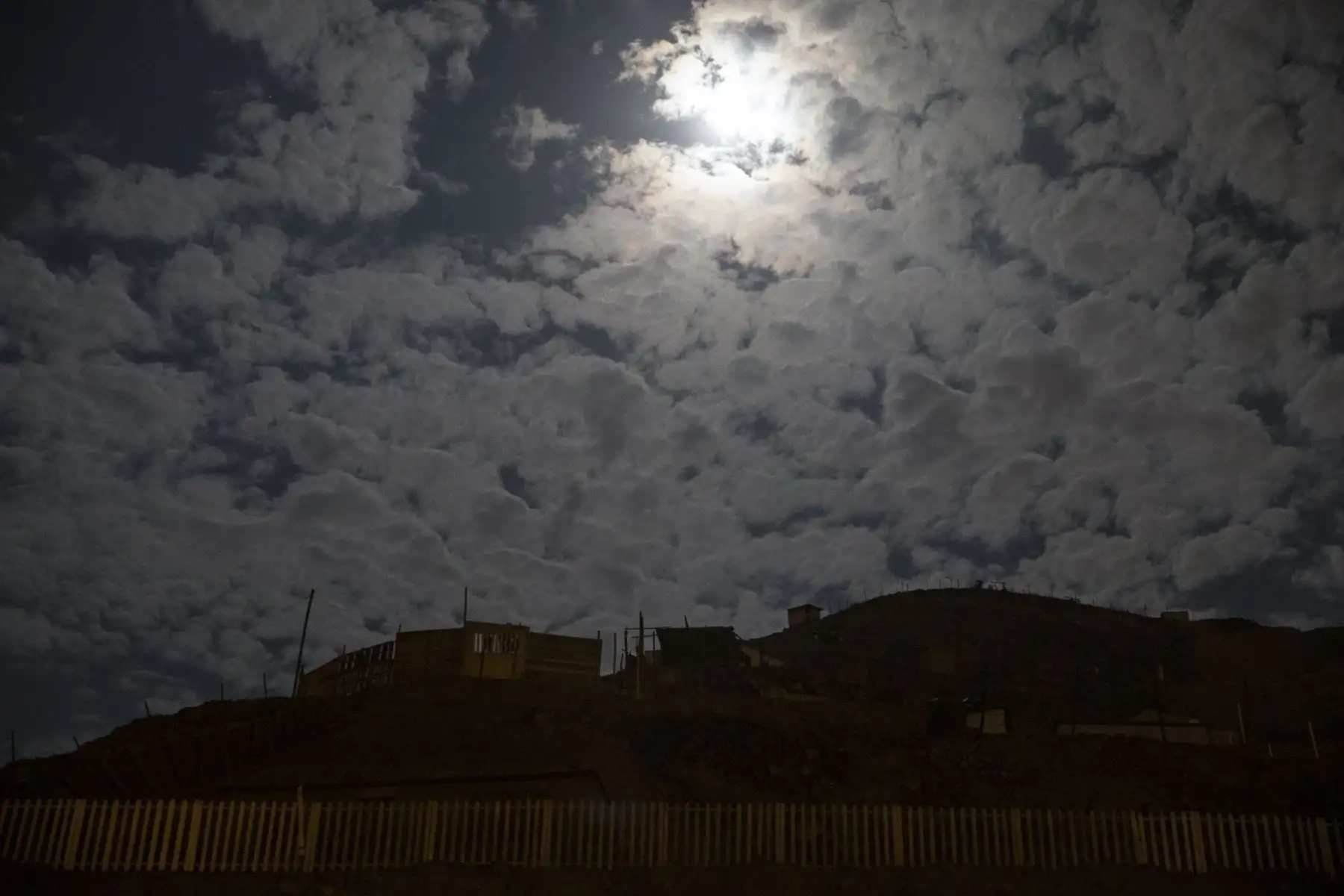 La Superluna de abril se pudo apreciar esta noche en cielo limeño en plena cuarentena por el coronavirus COVID-19. Foto: ANDINA/Jhonel Rodríguez Robles