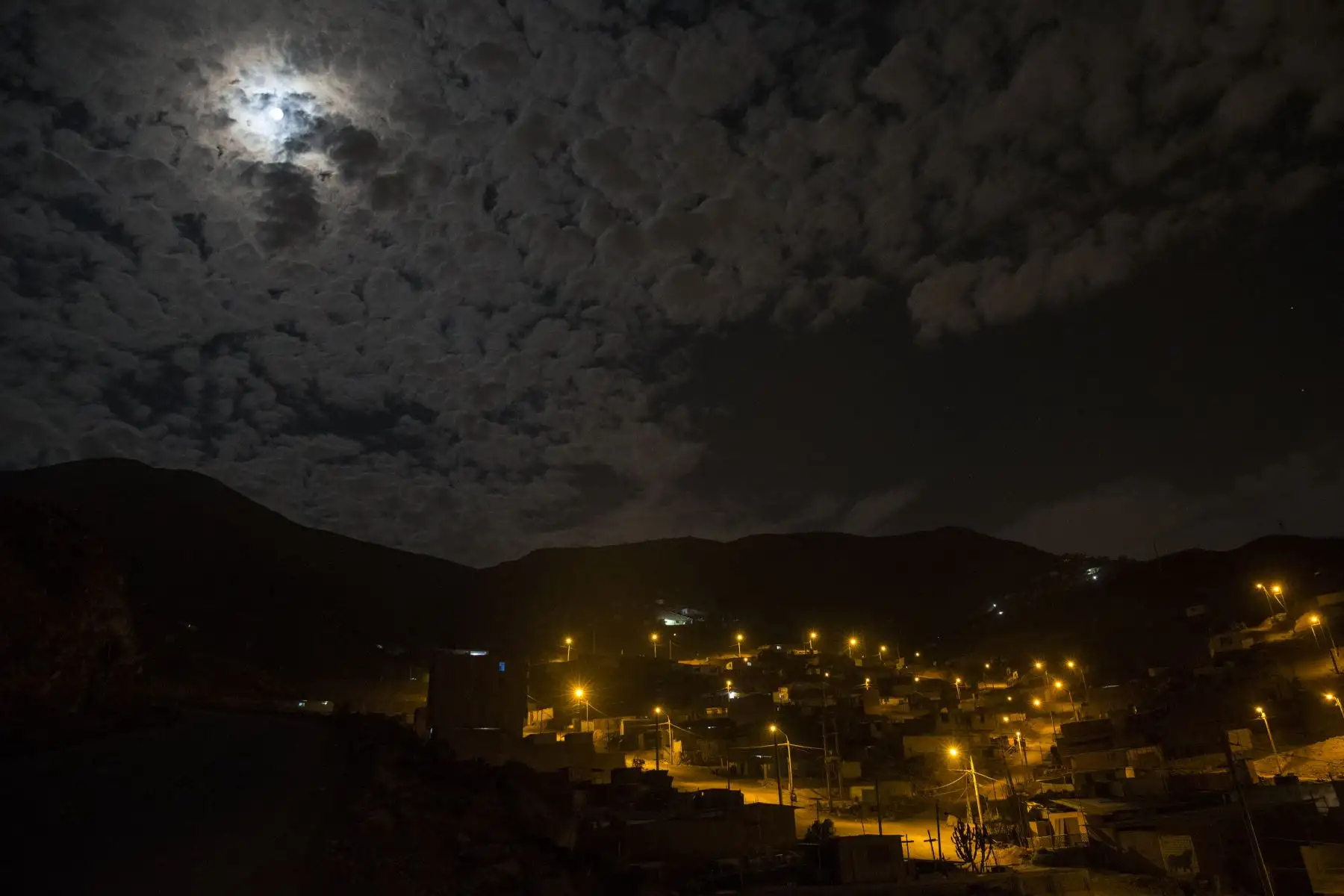 La Superluna de abril se pudo apreciar esta noche en cielo limeño en plena cuarentena por el coronavirus COVID-19. Foto: ANDINA/Jhonel Rodríguez Robles