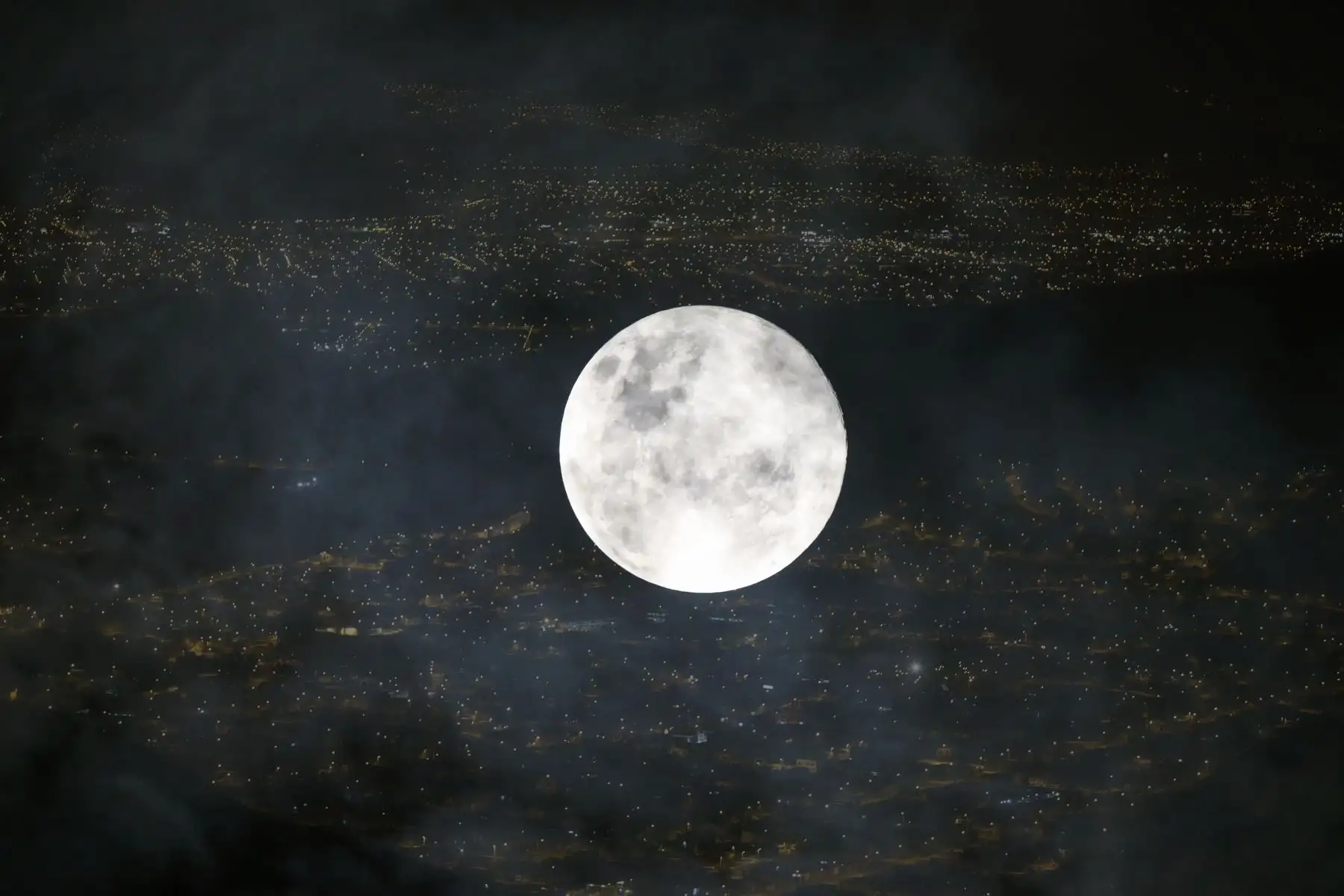 La Superluna de abril se pudo apreciar esta noche en cielo limeño en plena cuarentena por el coronavirus COVID-19. Foto: ANDINA/Jhonel Rodríguez Robles
