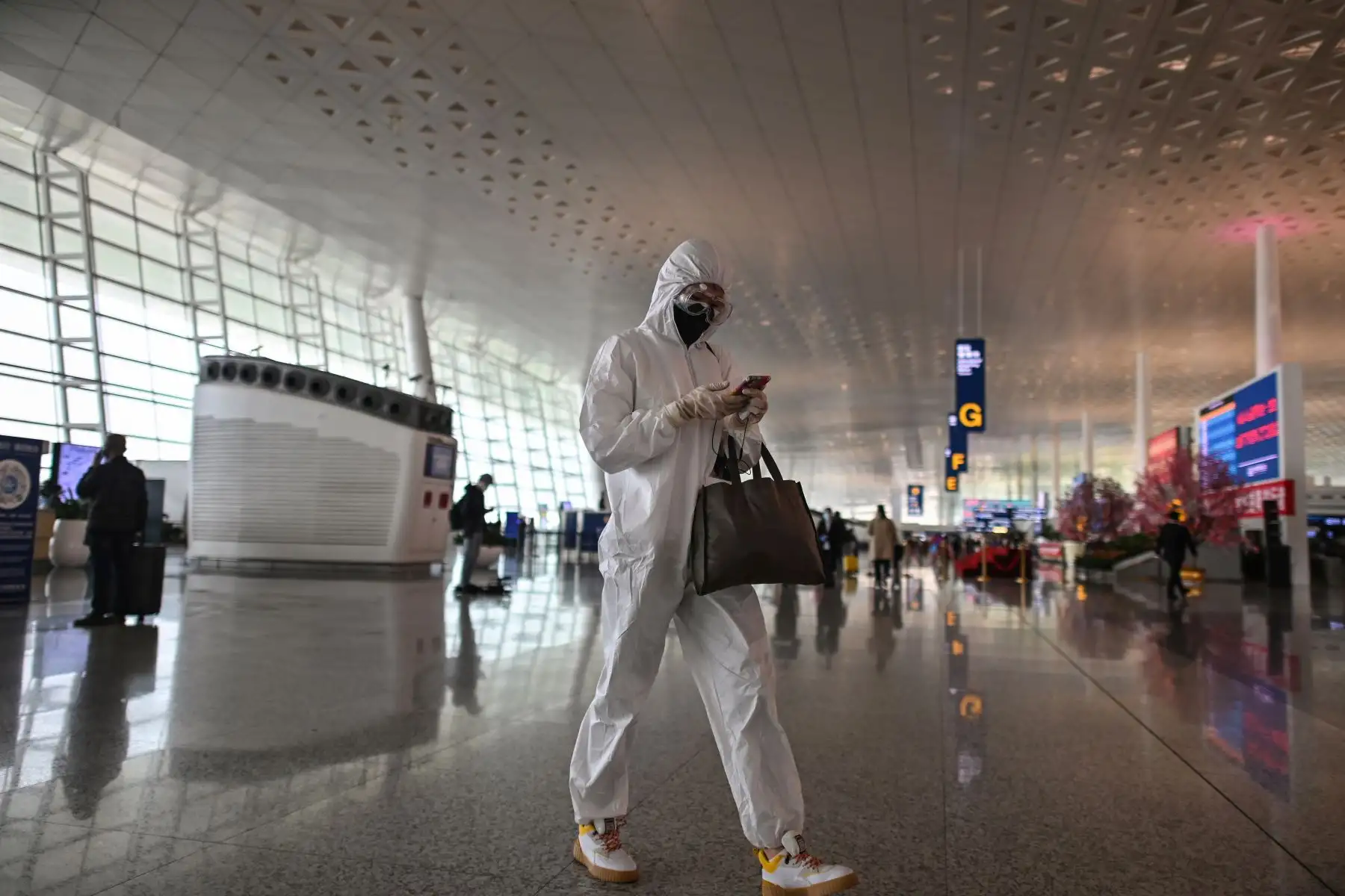 Un pasajero que usa equipo de protección camina en el aeropuerto de Tianhe después de que fue reabierto hoy, en Wuhan, en la provincia central de Hubei, China.
Foto: AFP