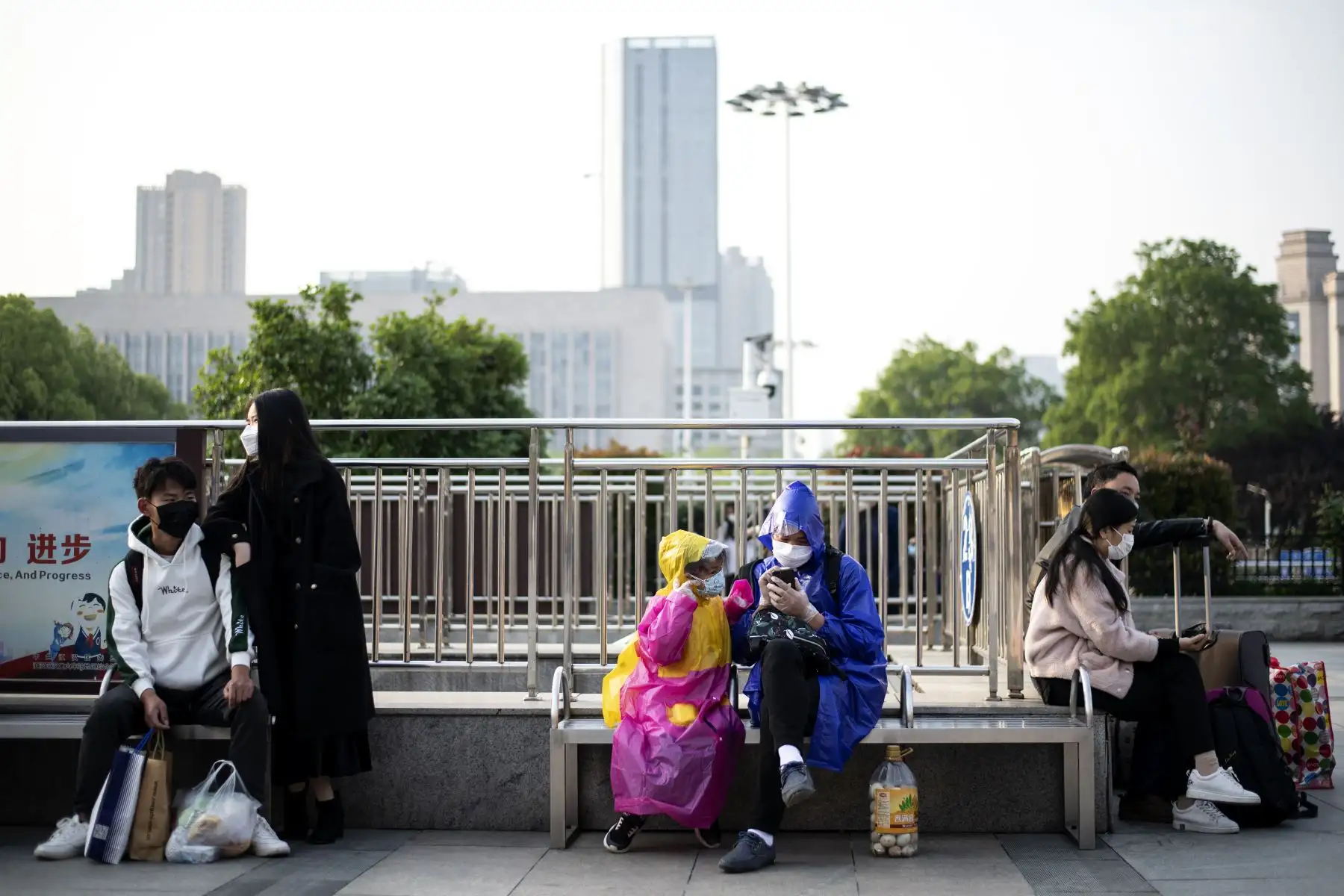 Las personas con máscaras faciales se sientan frente a la estación de tren de Hankou en Wuhan cuando llegan con la esperanza de tomar uno de los primeros trenes que salen de la ciudad.
Foto: AFP