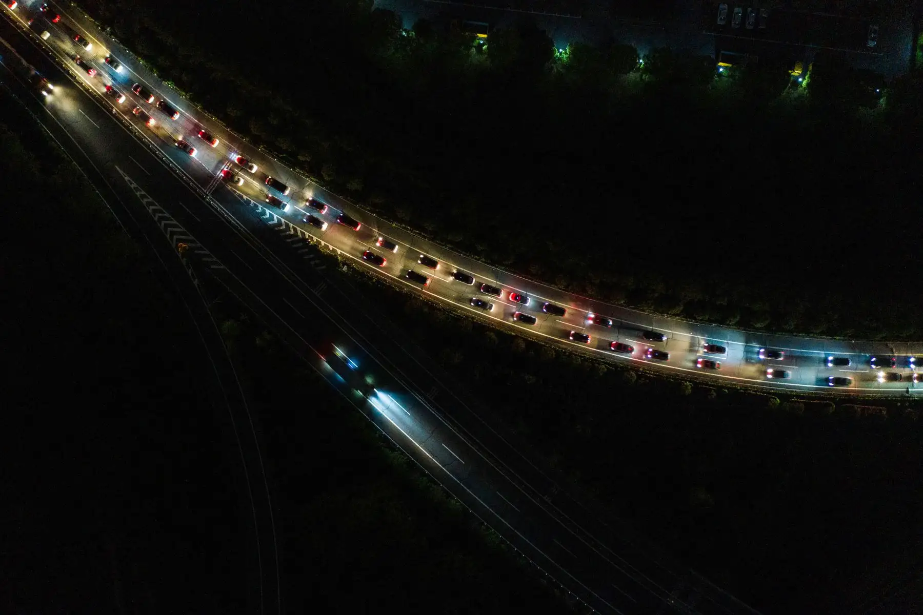 Autos haciendo cola en una estación de peaje de una autopista en Wuhan, en la provincia central de Hubei, en China.
Foto: AFP