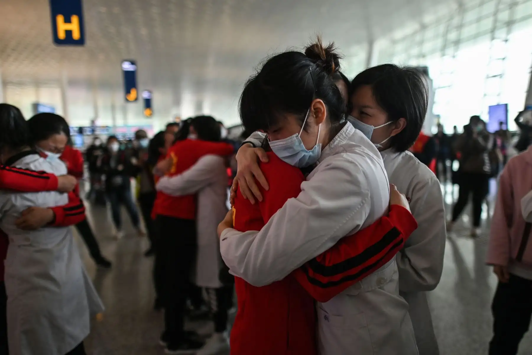 El personal médico de la provincia de Jilin abraza a las enfermeras de Wuhan después de trabajar juntas durante el brote de coronavirus, aquí durante una ceremonia antes de partir cuando el aeropuerto de Tianhe se reabrió en Wuhan.
Foto: AFP