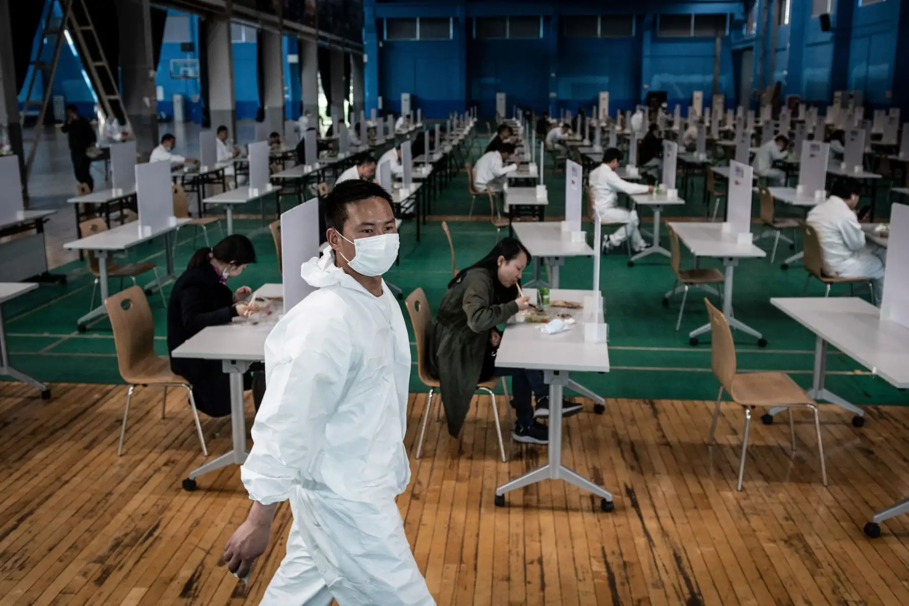 Los empleados durante el almuerzo en una planta automotriz de Dongfeng Honda en Wuhan, en la provincia central de Hubei en China. 
Foto: AFP