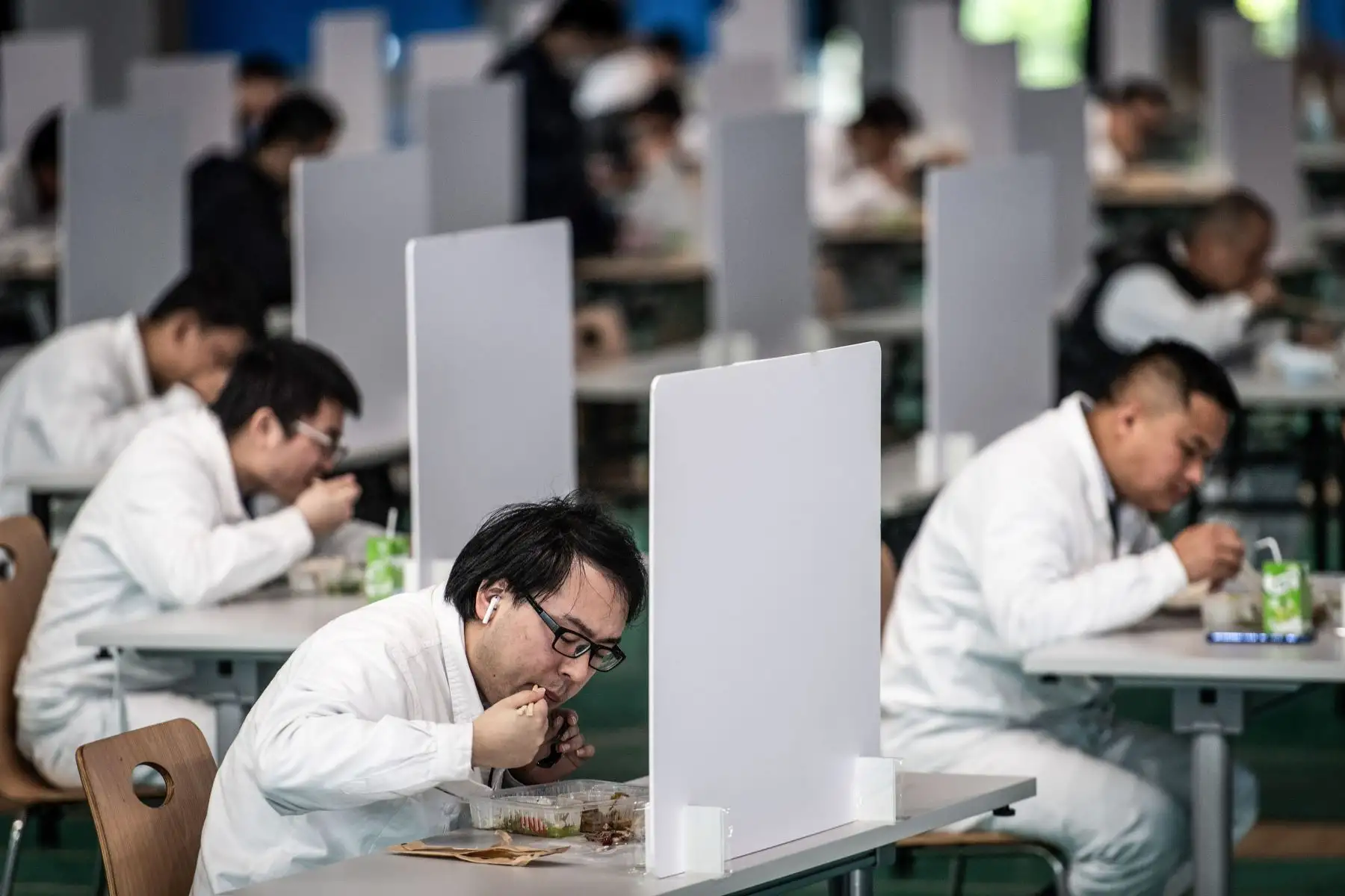 Empleados almuerzan en una planta de automóviles de Dongfeng Honda en Wuhan, en la provincia central de Hubei, China.
Foto: AFP