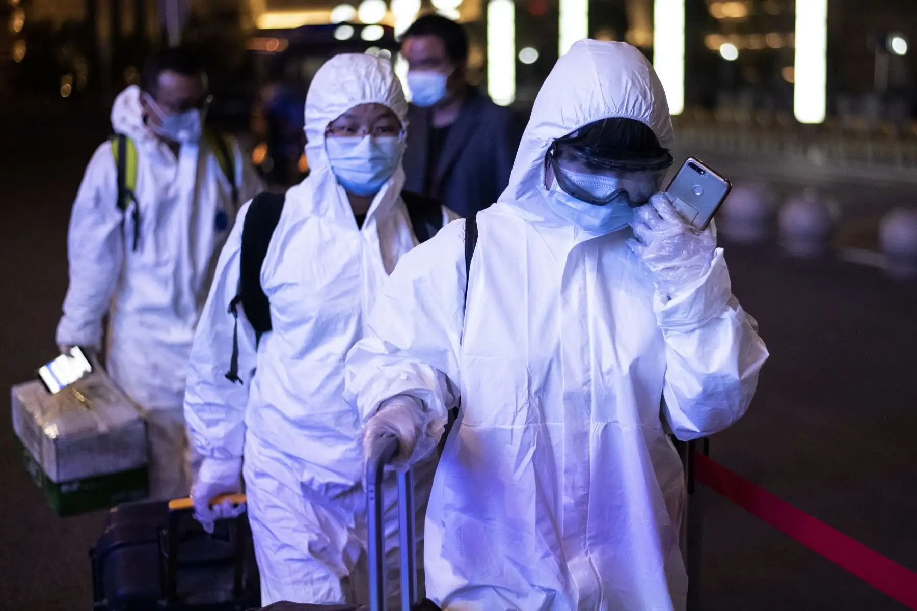 Pasajeros usan traje de materiales peligrosos cuando llegan a la estación de tren Wuhan Wuchang en Wuhan, para salir de la ciudad en la provincia central de Hubei de China.
Foto: AFP