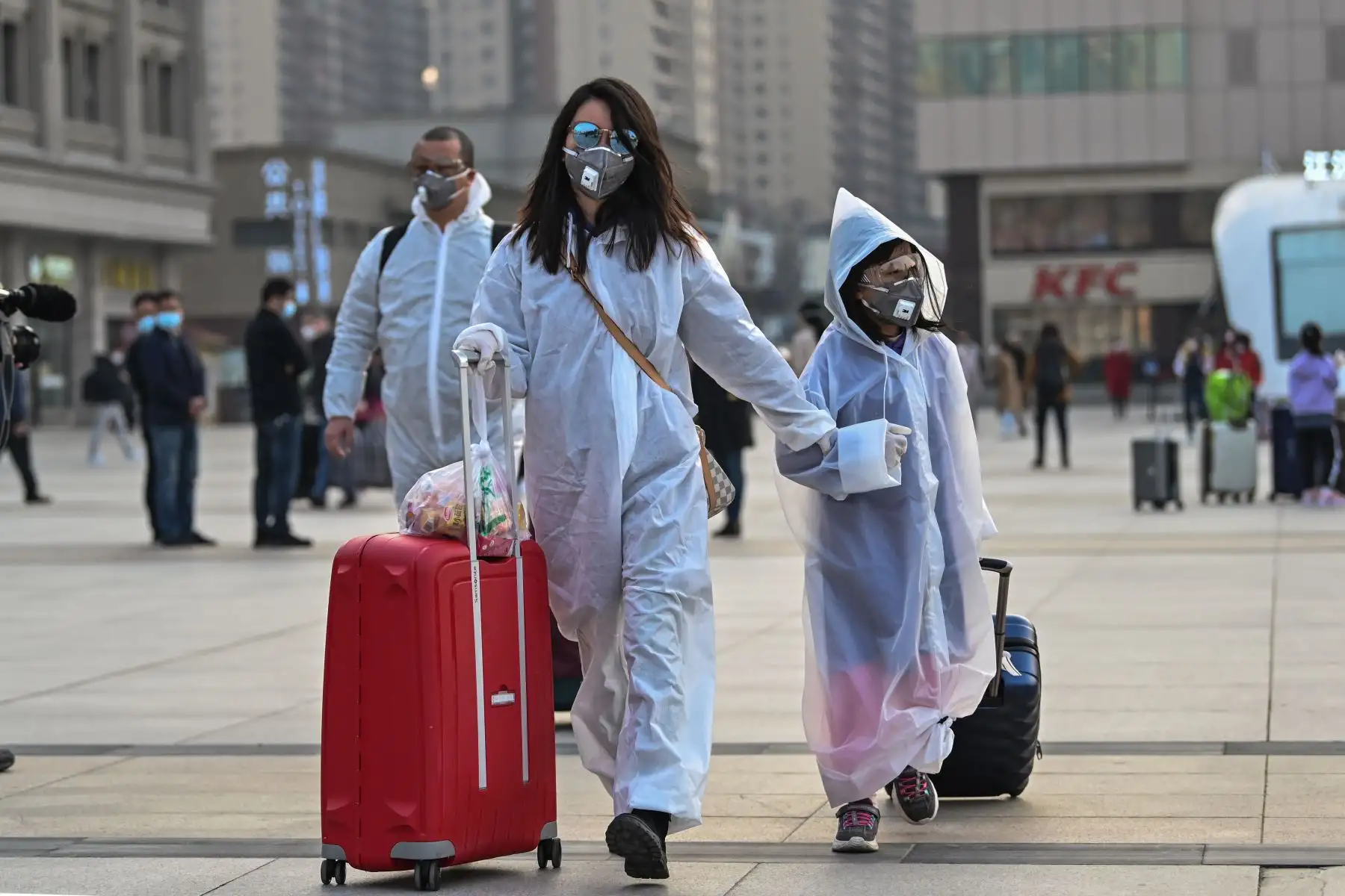Las personas con máscaras y ropa protectora llegan a la estación de tren de Hankou en Wuhan, para abordar uno de los primeros trenes que salen de la ciudad en la provincia central de Hubei de China.
Foto: AFP