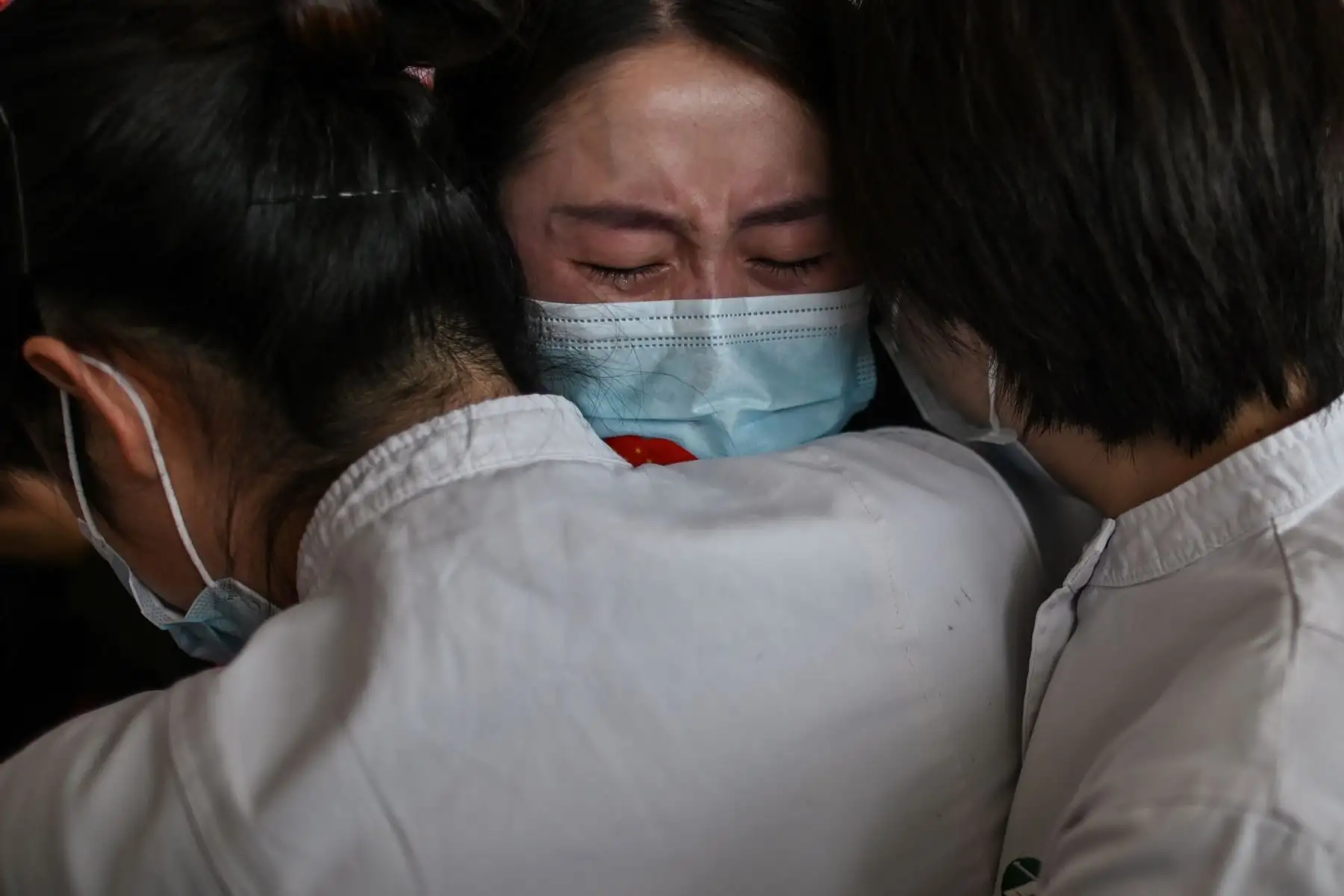 El personal médico de la provincia de Jilin abraza a las enfermeras de Wuhan después de trabajar juntas durante el brote de coronavirus. Foto: AFP
