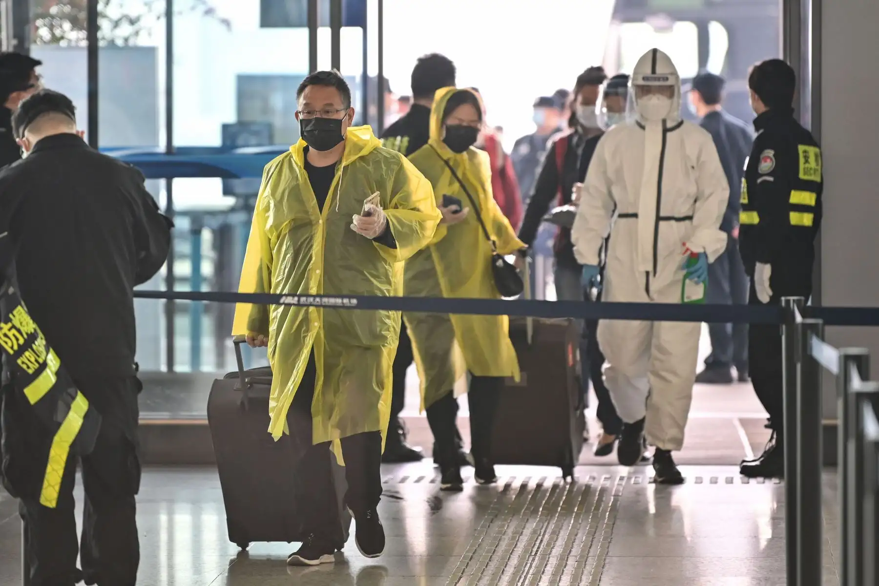 Los pasajeros que usan equipo de protección llegan al aeropuerto de Tianhe después de su reapertura, en Wuhan, en la provincia central china de Hubei.
Foto: AFP