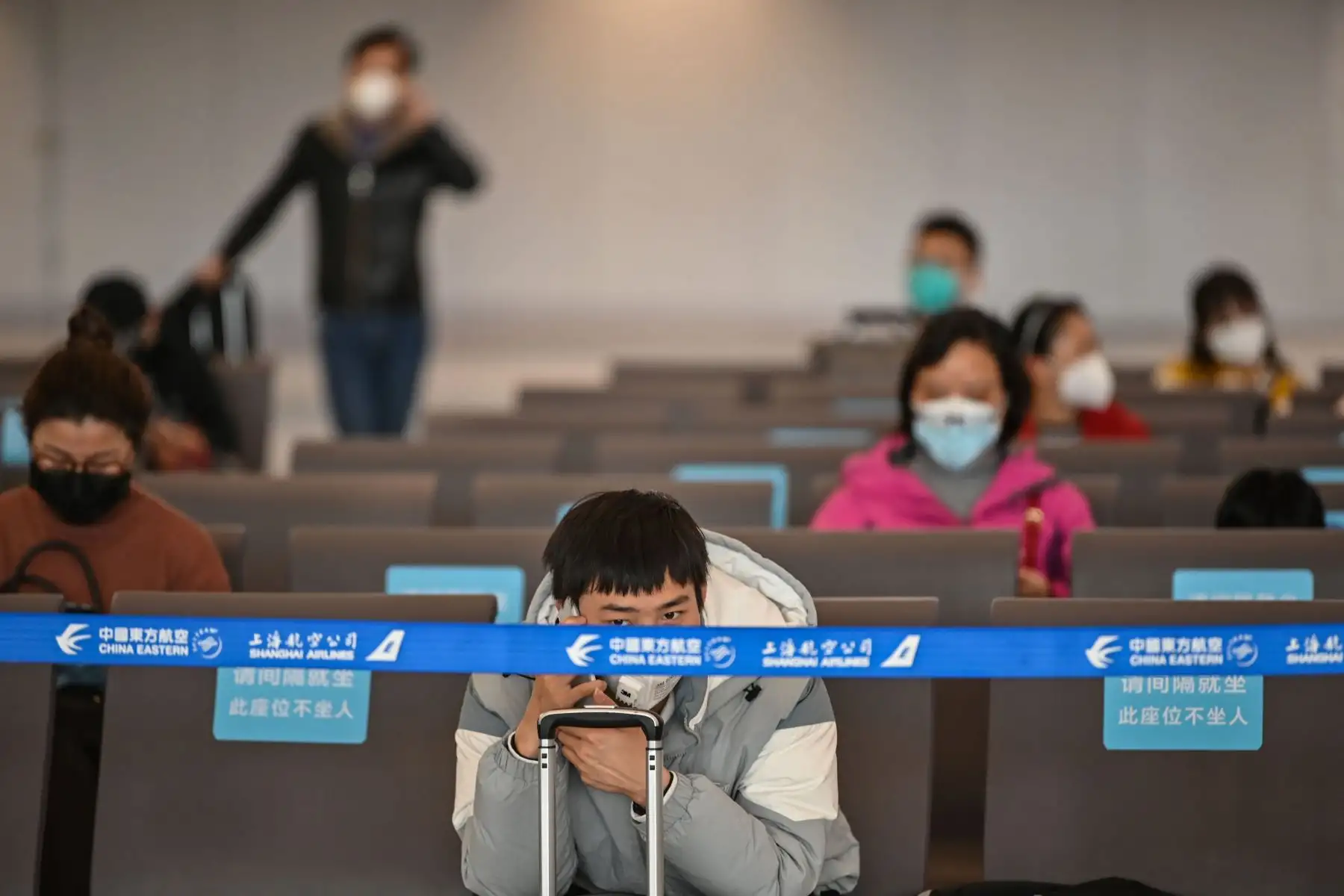 Los pasajeros con máscaras faciales se sientan en el aeropuerto de Tianhe después de que reabrió en Wuhan, en la provincia central china de Hubei.
Foto: AFP