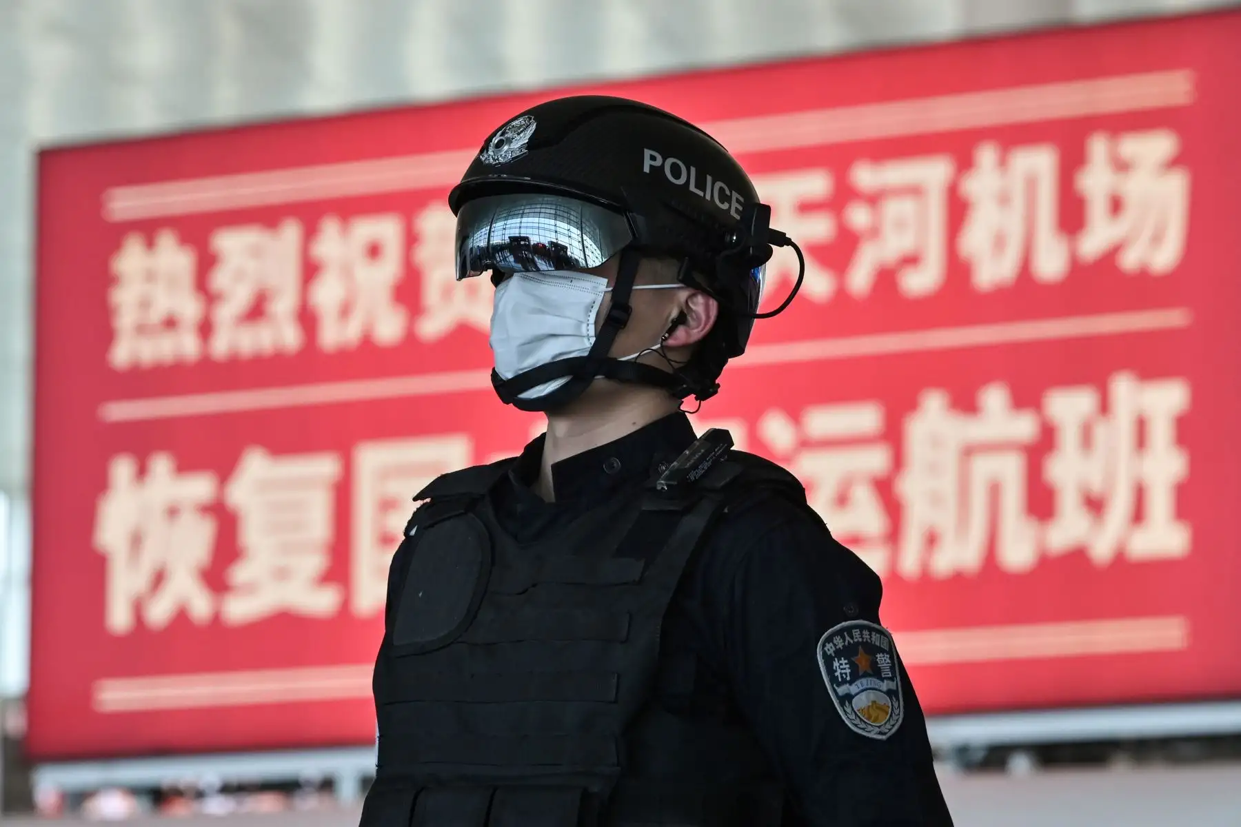 Un oficial de policía con una máscara facial hace guardia en el aeropuerto de Tianhe después de que fue reabierto en Wuhan, en la provincia central de Hubei, China.
Foto: AFP