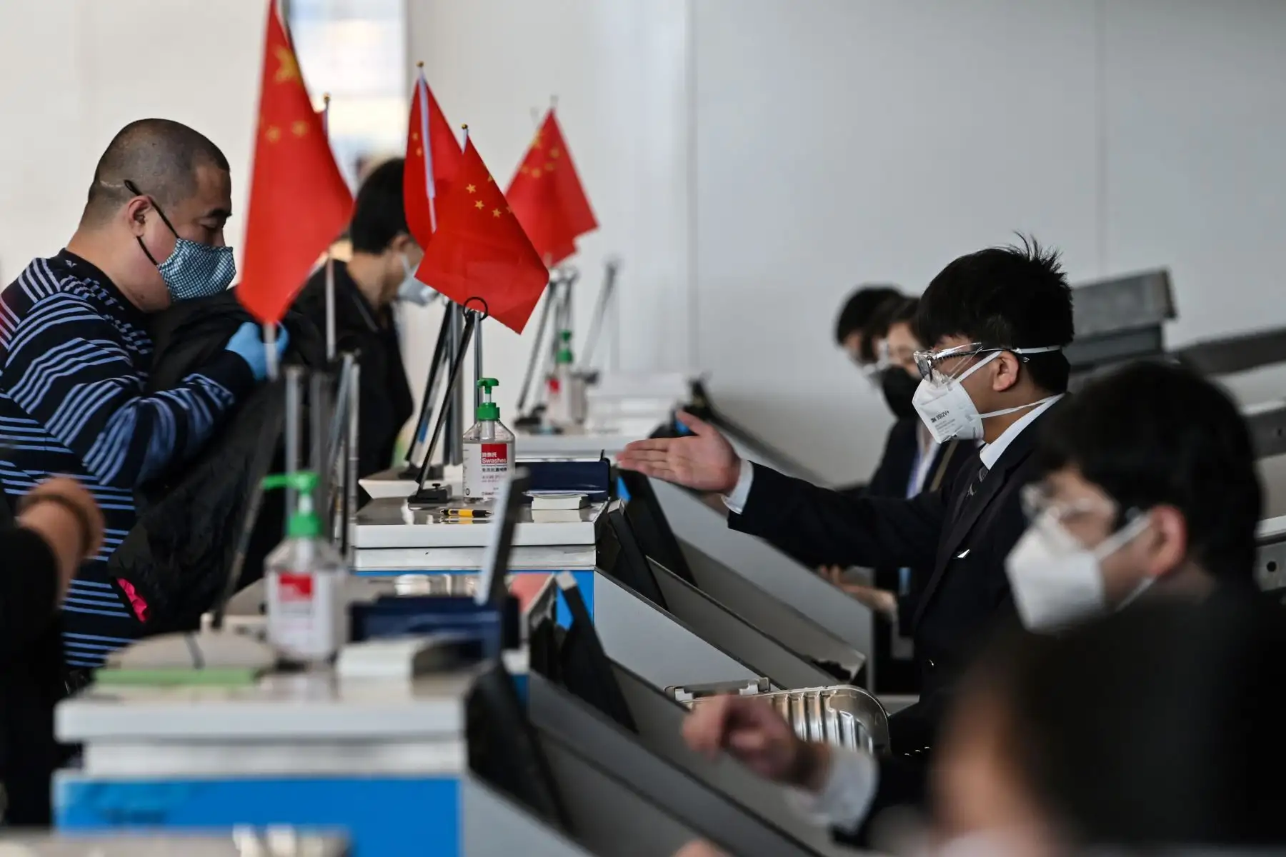 Un pasajero con una máscara facial es visto en el mostrador del aeropuerto de Tianhe después de que fue reabierto en Wuhan.
Foto: AFP