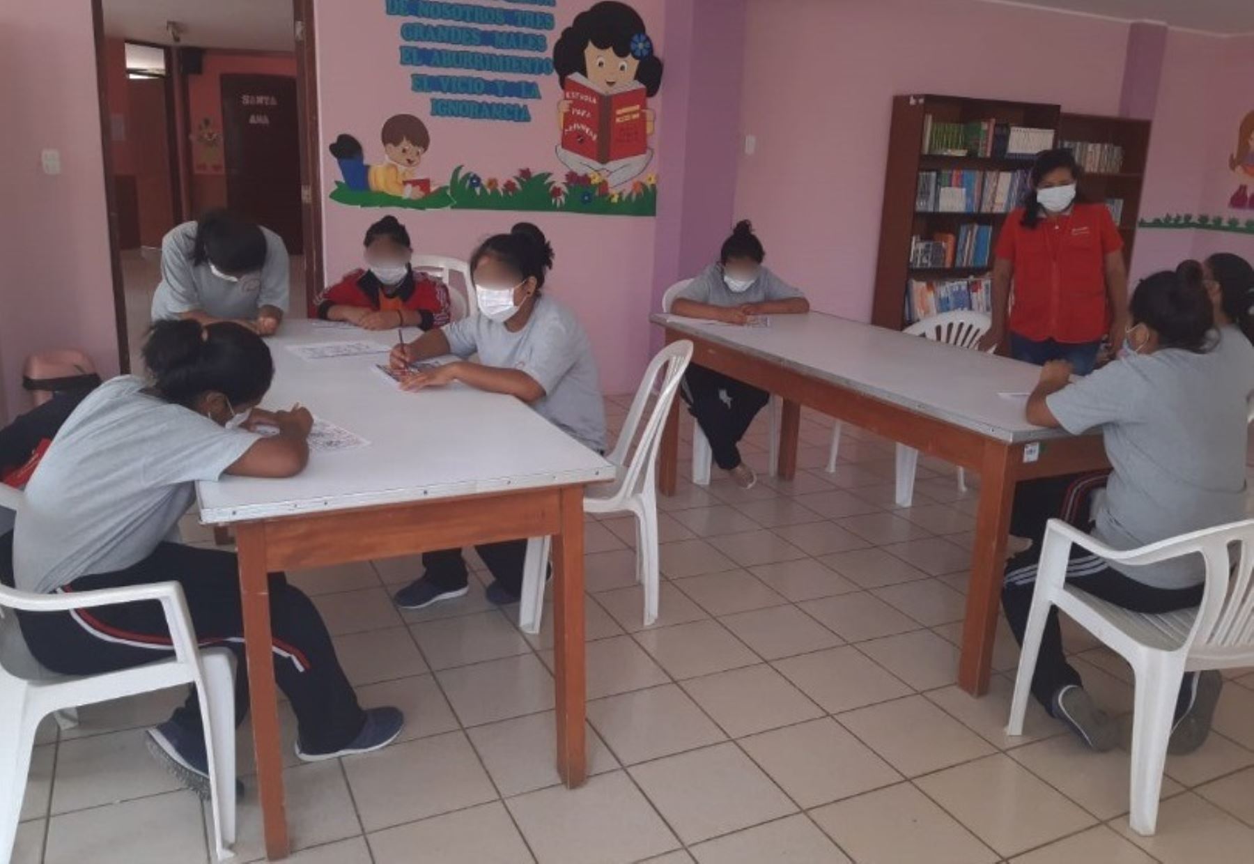 Adolescentes de centro de acogida de Tacna, que administra el Inabif, aprenden cómo prevenir el coronavirus. ANDINA/Difusión