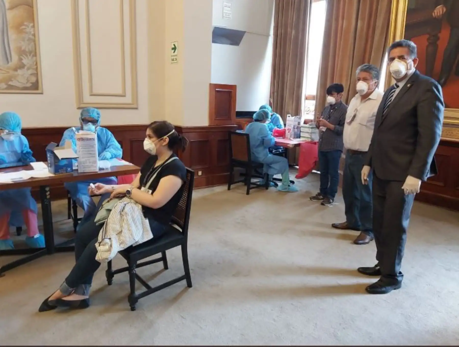 Presidente del Congreso, Manuel Merino de Lama, supervisa toma de pruebas de descarte de coronavirus a parlamentarios y trabajadores.