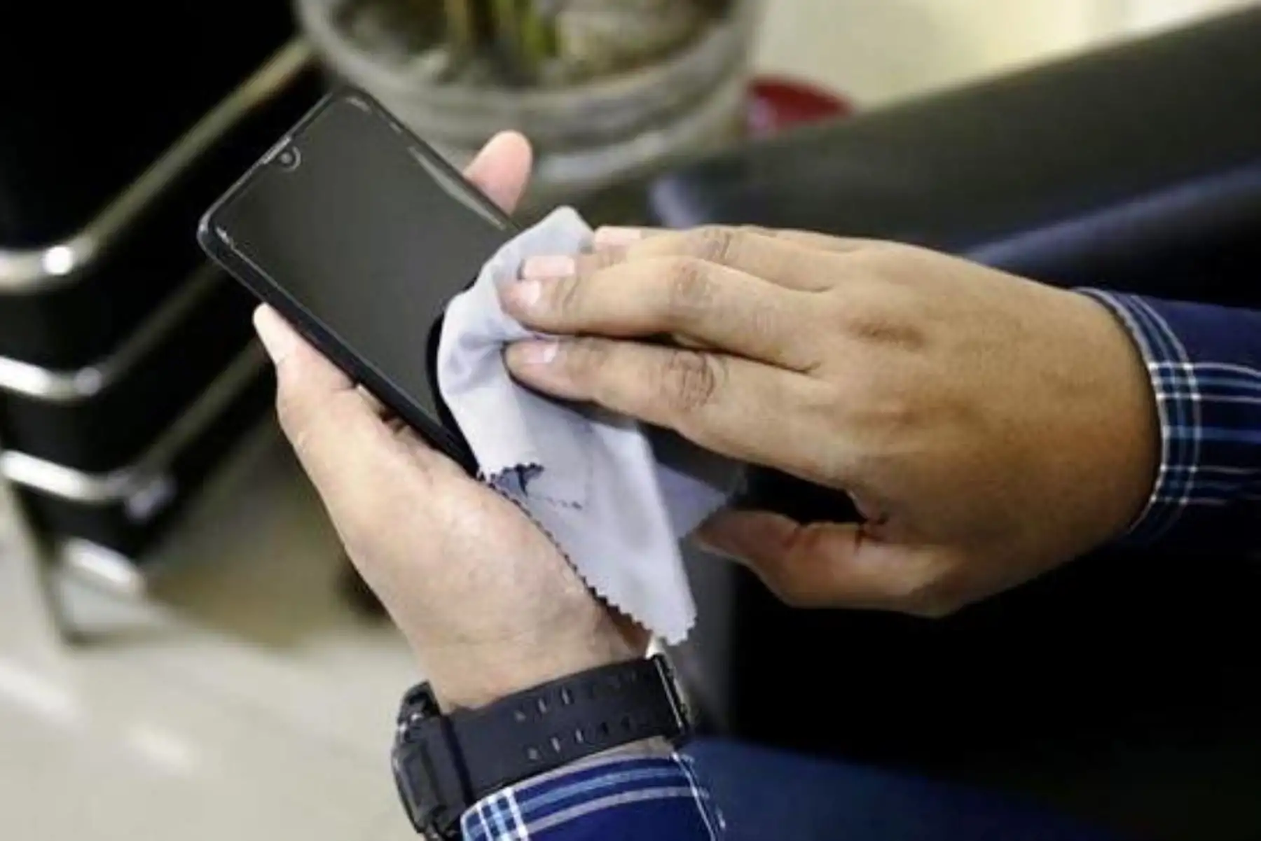 Minsa recomienda limpiar celulares con frecuencia para prevenir contagios. Foto: ANDINA/difusión.