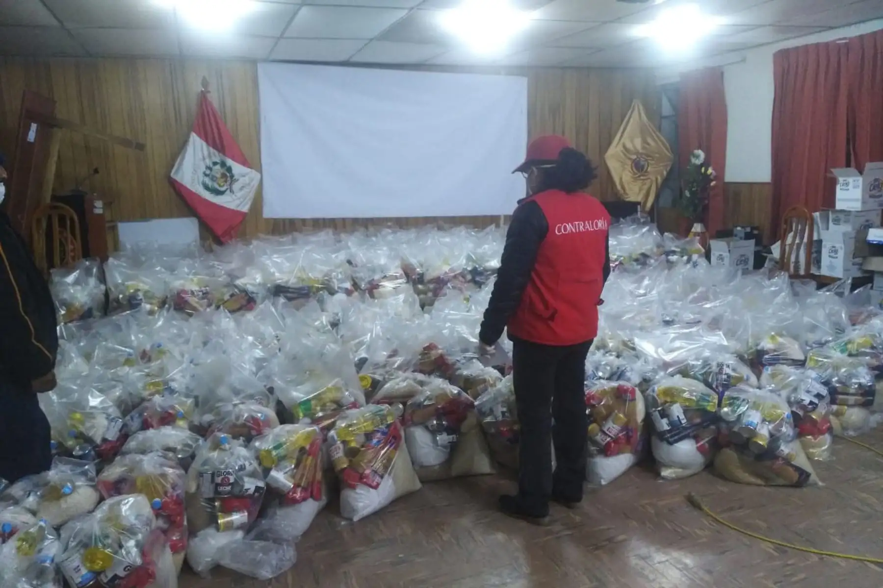 Personal de la Contraloría supervisa avance en la distribución de alimentos por parte de los municipios. ANDINA/Difusión