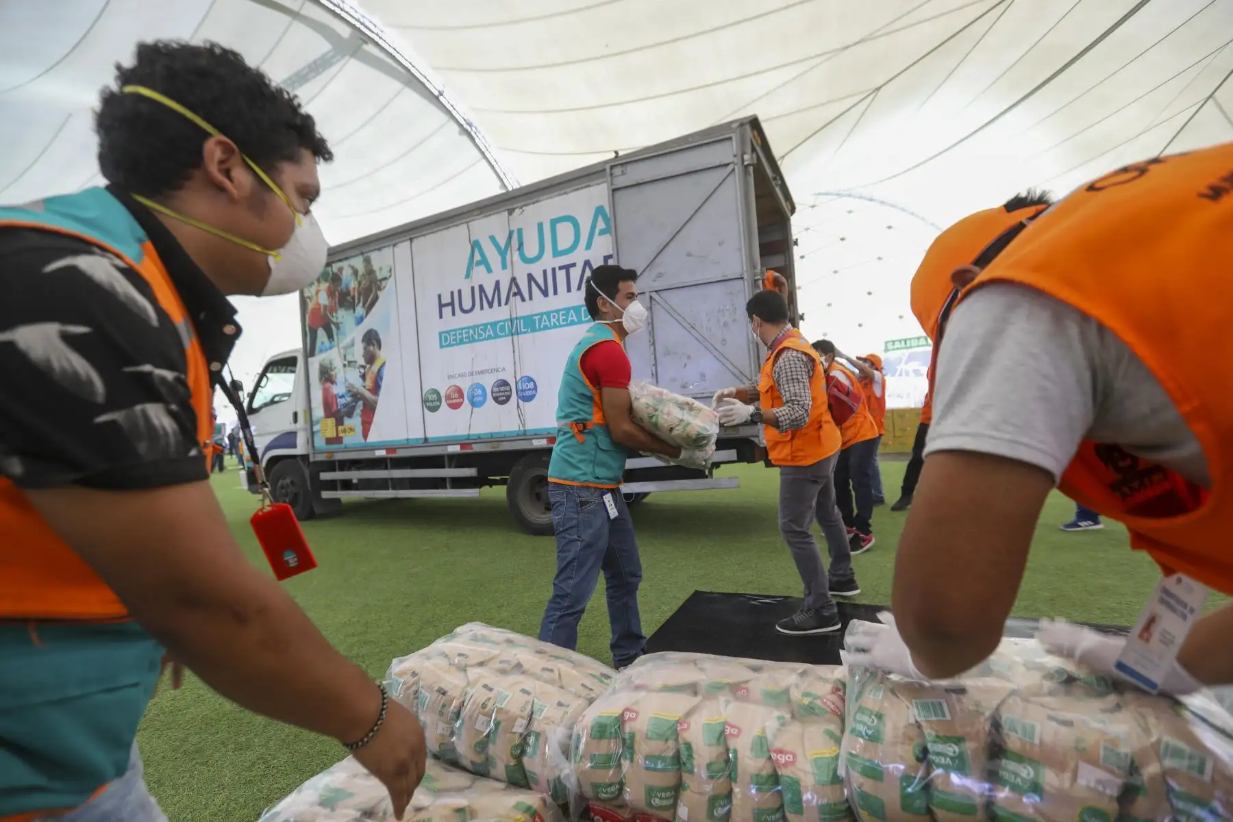 Alcalde Jorge Muñoz inspecciona preparación de canastas para donación. Foto: ANDINA/Difusión