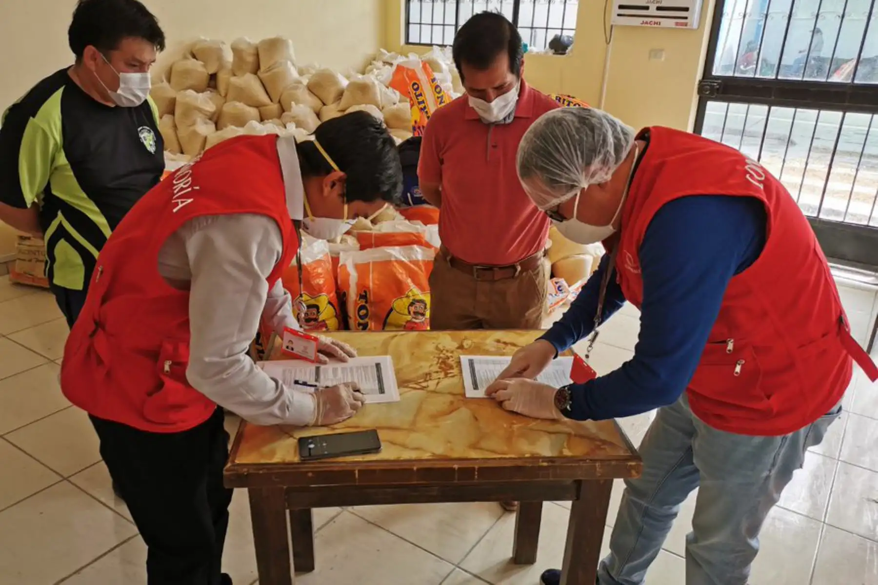 Auditores visitaron la Municipalidad Distrital Andrés Avelino Cáceres en Ayacucho donde se entrega  canastas de víveres a familias vulnerables por COVID19 durante el  Mega Operativo Emergencia sanitaria.  Foto:ANDINA/Difusión
