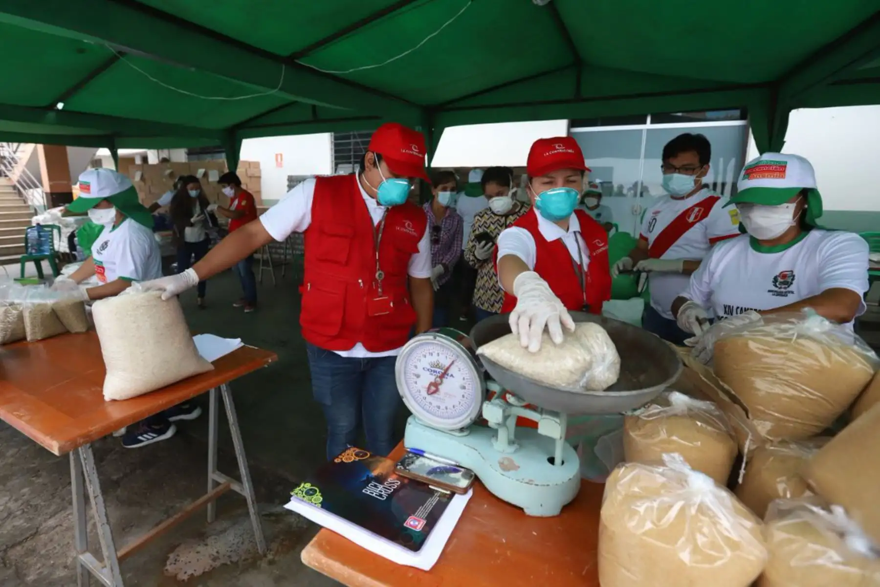 Auditores de la Contraloría realizan visitas a Municipalidades Distrital de La Esperanza y Victor Larco en La Libertad para verificar la calidad de los productos incluidos en las canastas de víveres a familias vulnerables COVID19 durante el  Mega Operativo Emergencia sanitaria.  Foto:ANDINA/Difusión