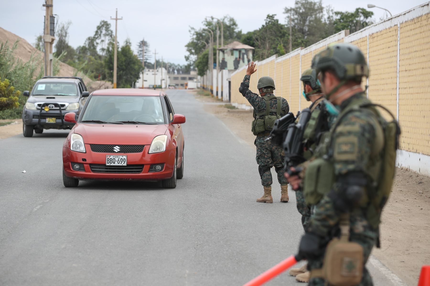 Miembros de las Fuerzas Armadas y de la Policía Nacional hacen patrullaje para verificar el cumplimiento de la inmovilización social obligatoria. Foto: ANDINA/Difusión