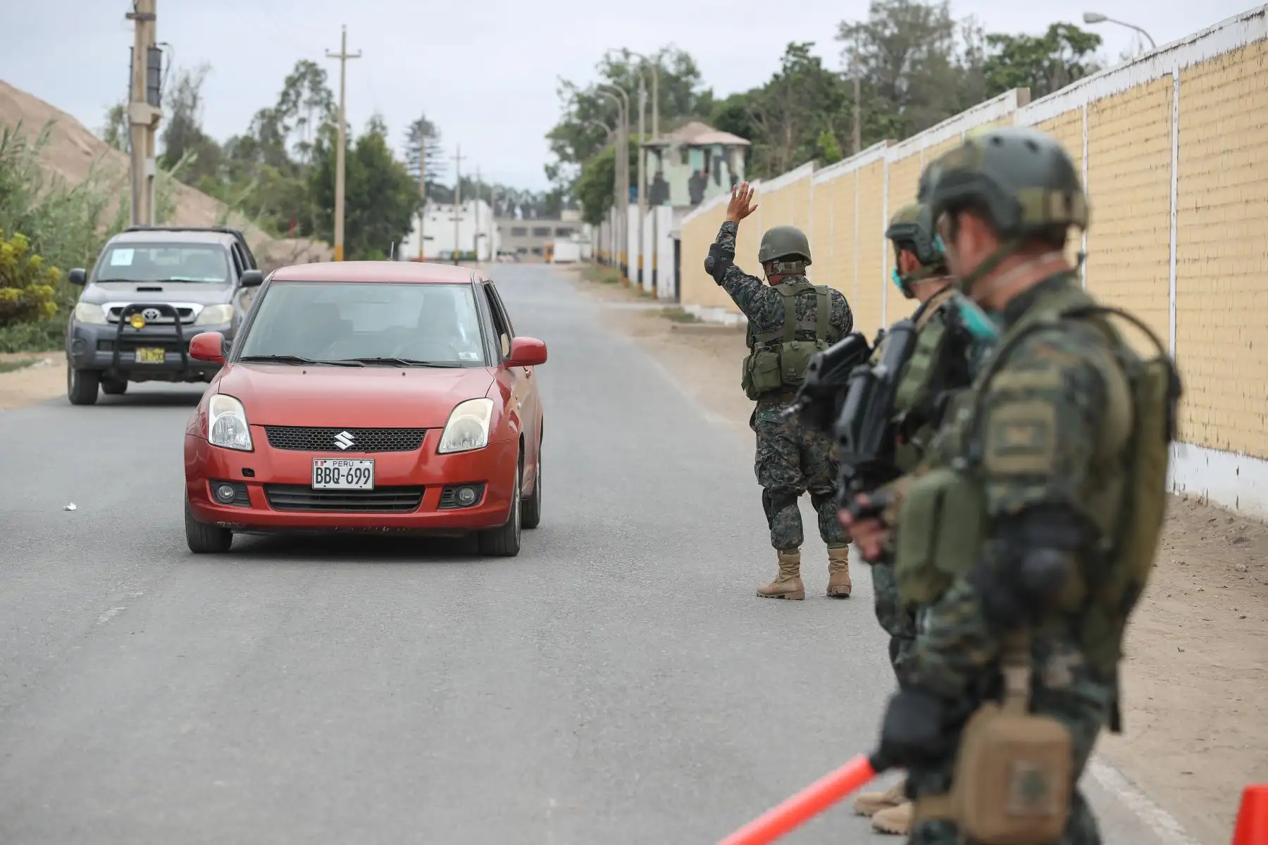 Miembros de las Fuerzas Armadas y de la Policía Nacional hacen patrullaje para verificar el cumplimiento de la inmovilización social obligatoria. Foto: ANDINA/Difusión