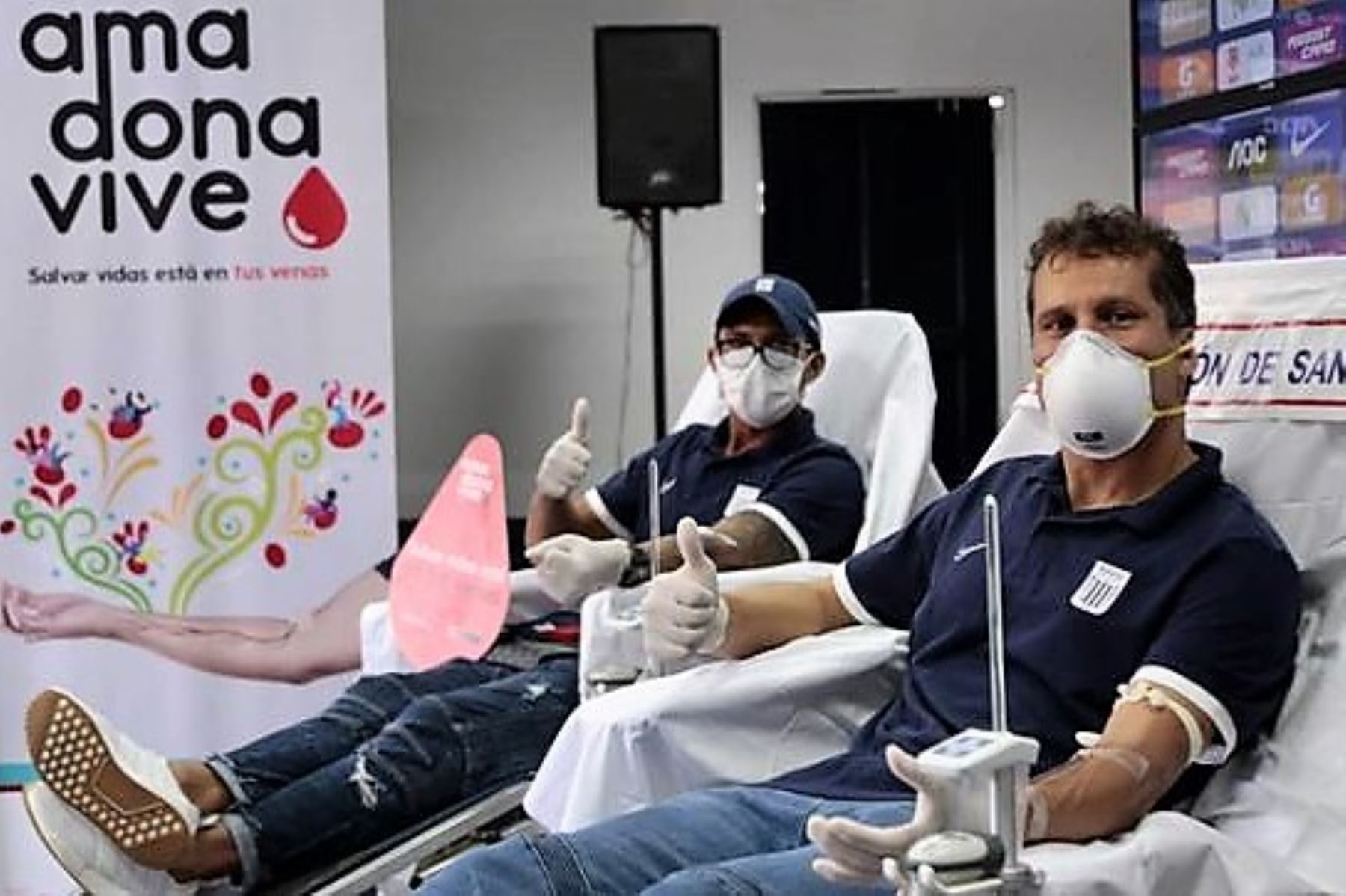 Los futbolistas Leao Butrón y Rinaldo Cruzado, referentes de Alianza Lima, participan en una campaña solidaria de donación de sangre organizada por el Minsa.