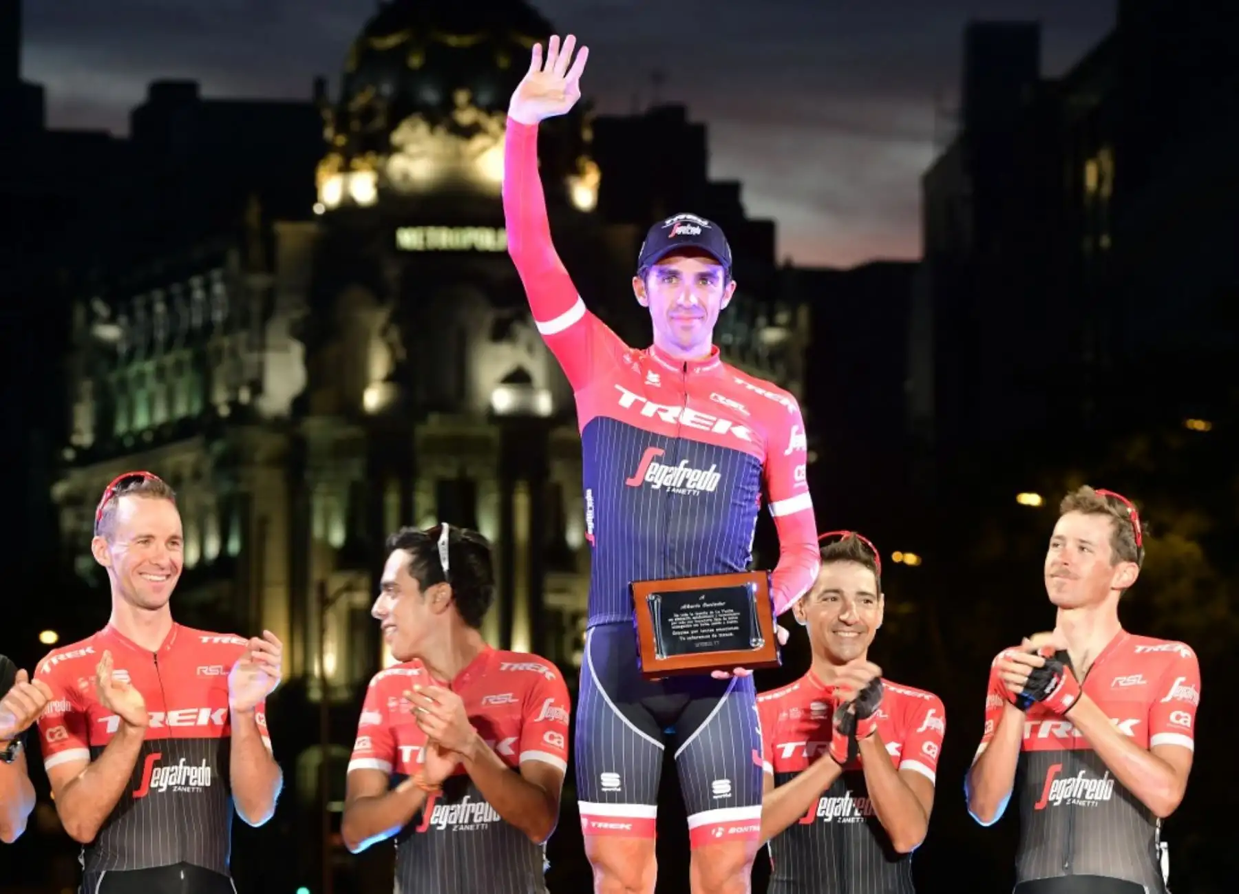 Alberto Contador subasta la bicicleta que utilizó en el Giro y el Tour de 2011 para recaudar fondos destinados a la campaña de Cruz Roja contra la epidemia de coronavirus.