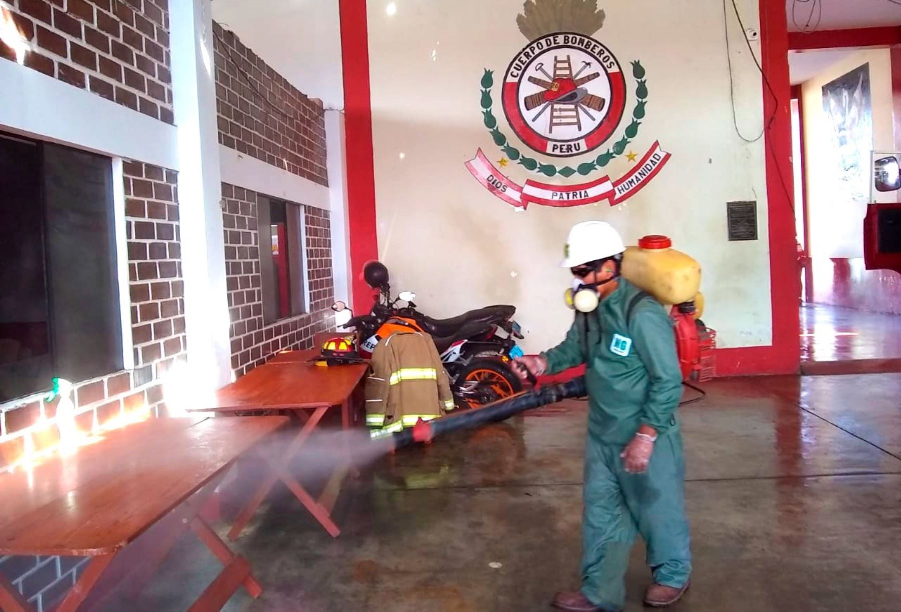 Fumigan y refuerzan limpieza en el cuartel de los bomberos y en sedes policiales de Huacho para evitar propagación del coronavirus. ANDINA/Difusión